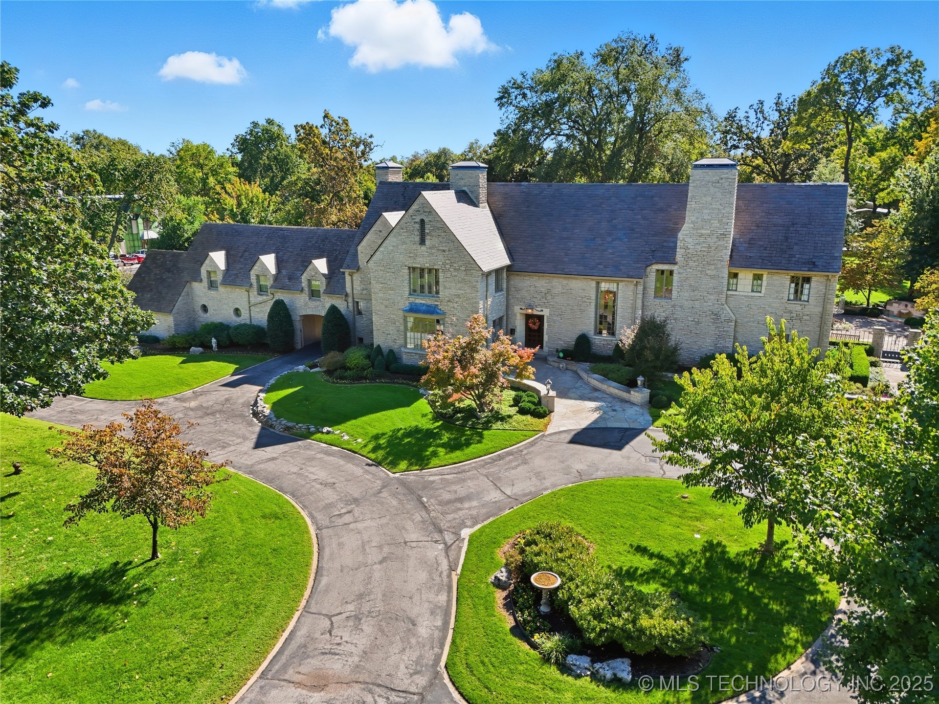 3132 Columbia Cir Circle Property Photo 3