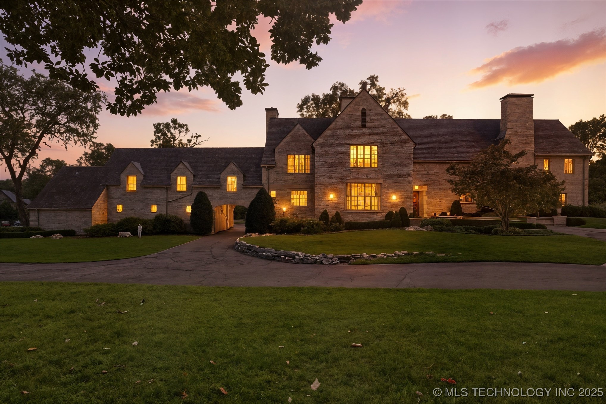 3132 Columbia Cir Circle Property Photo 4