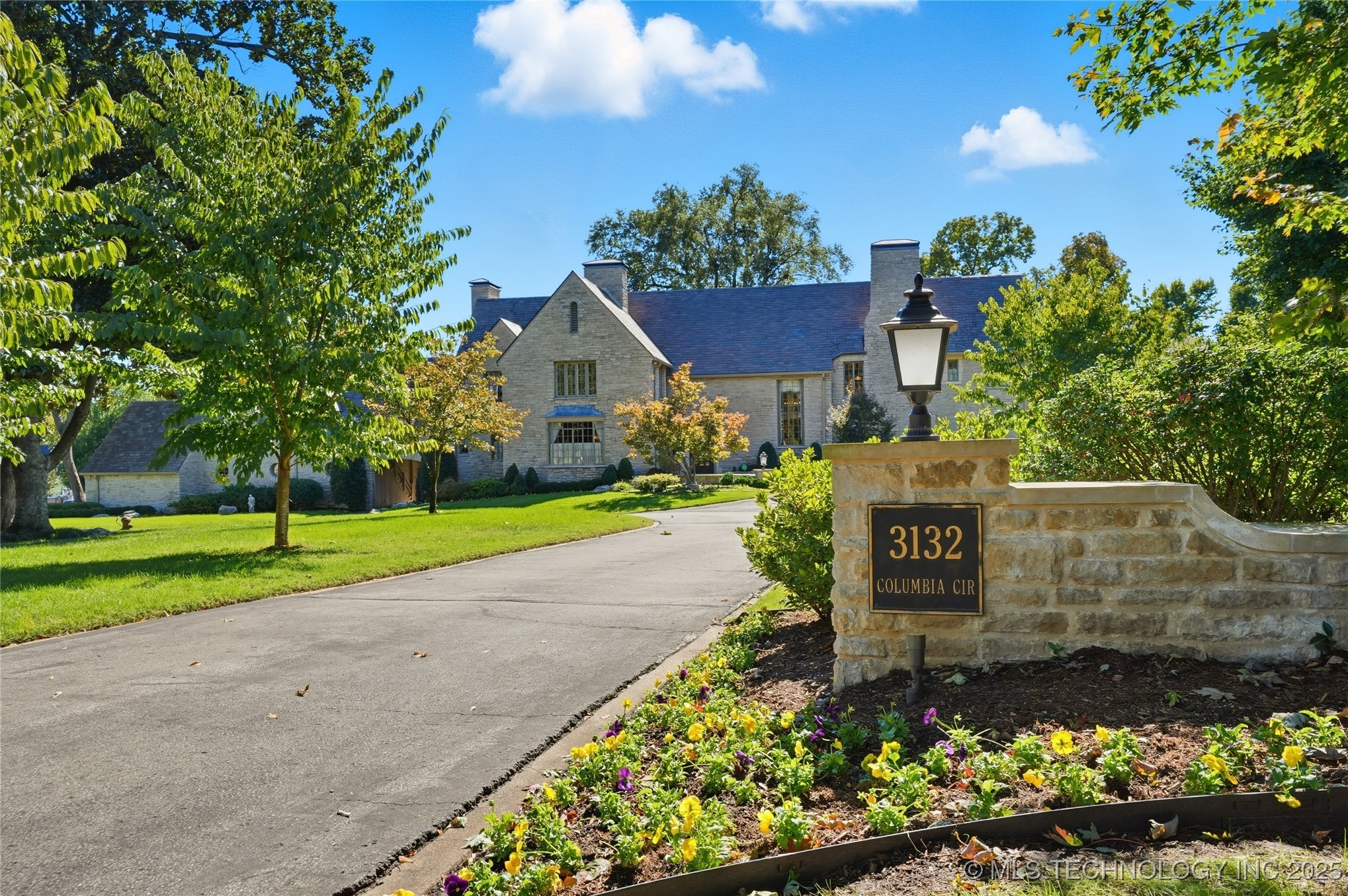 3132 Columbia Cir Circle Property Photo 5