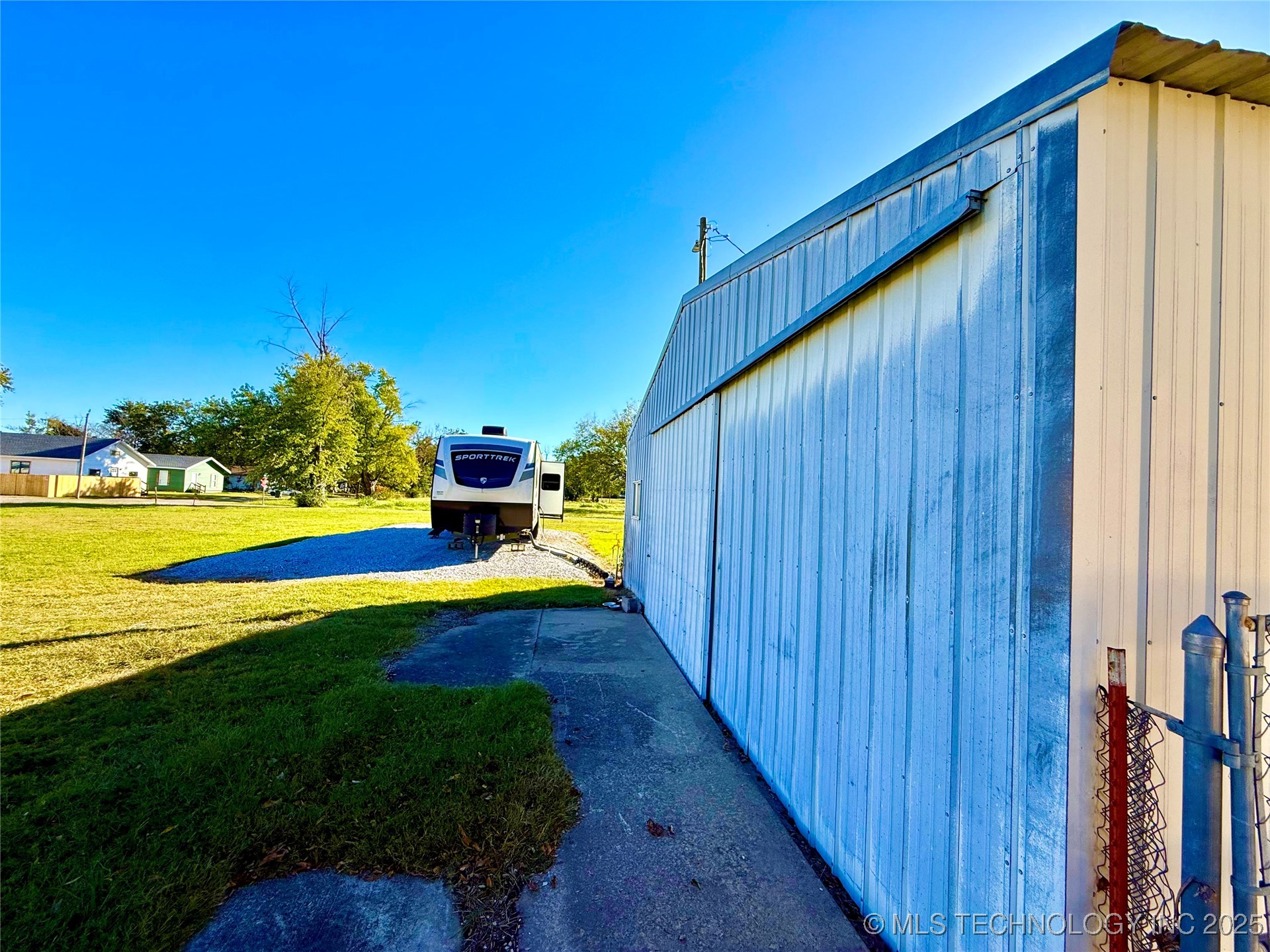 704 E 2nd Avenue Property Photo 7