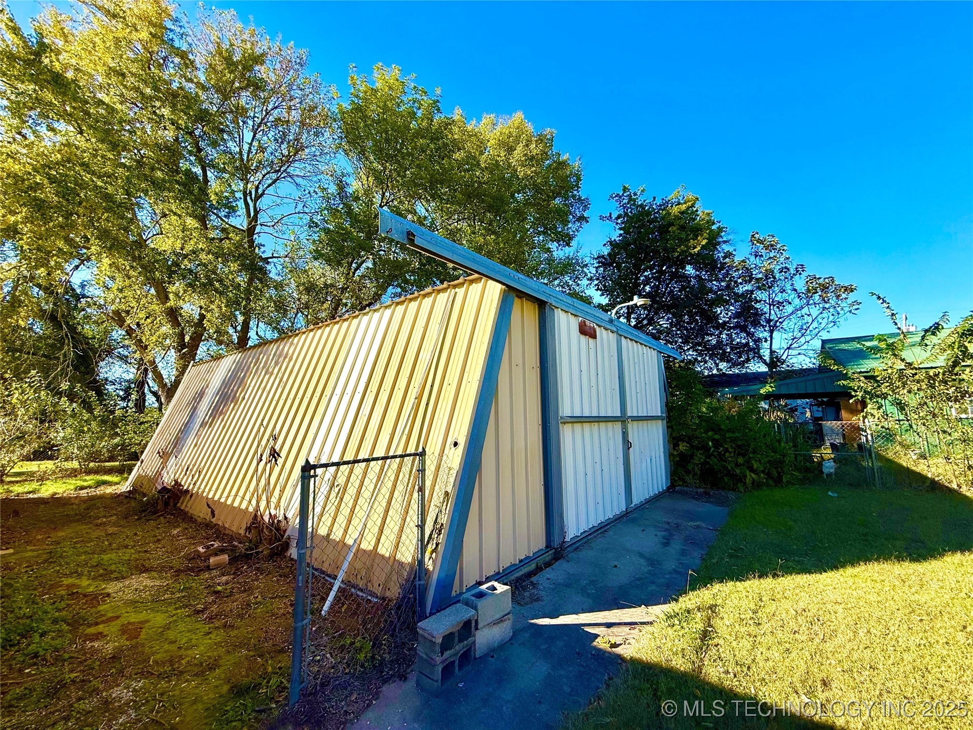 704 E 2nd Avenue Property Photo 8