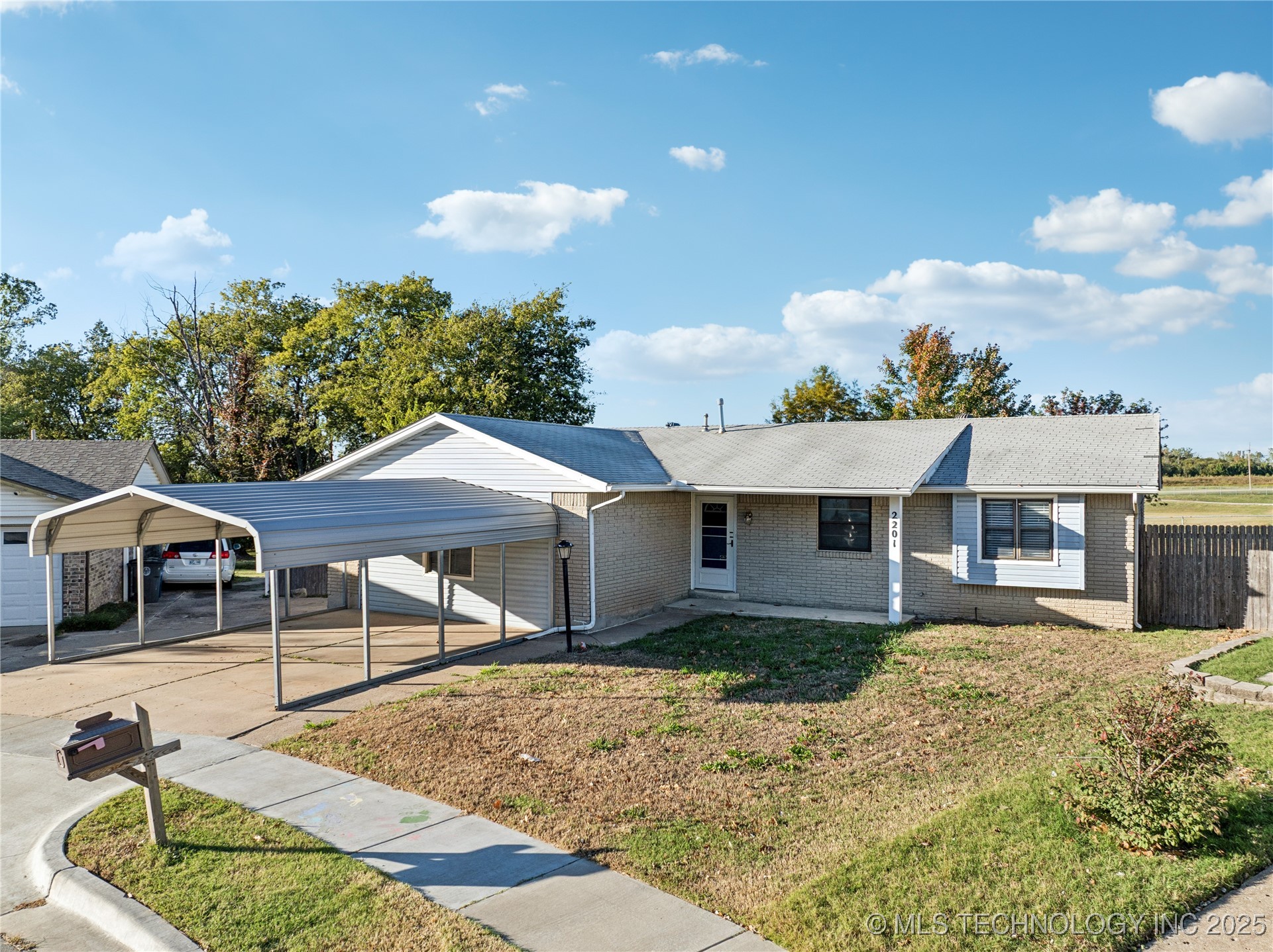 2201 S 133rd East Avenue Property Photo 2
