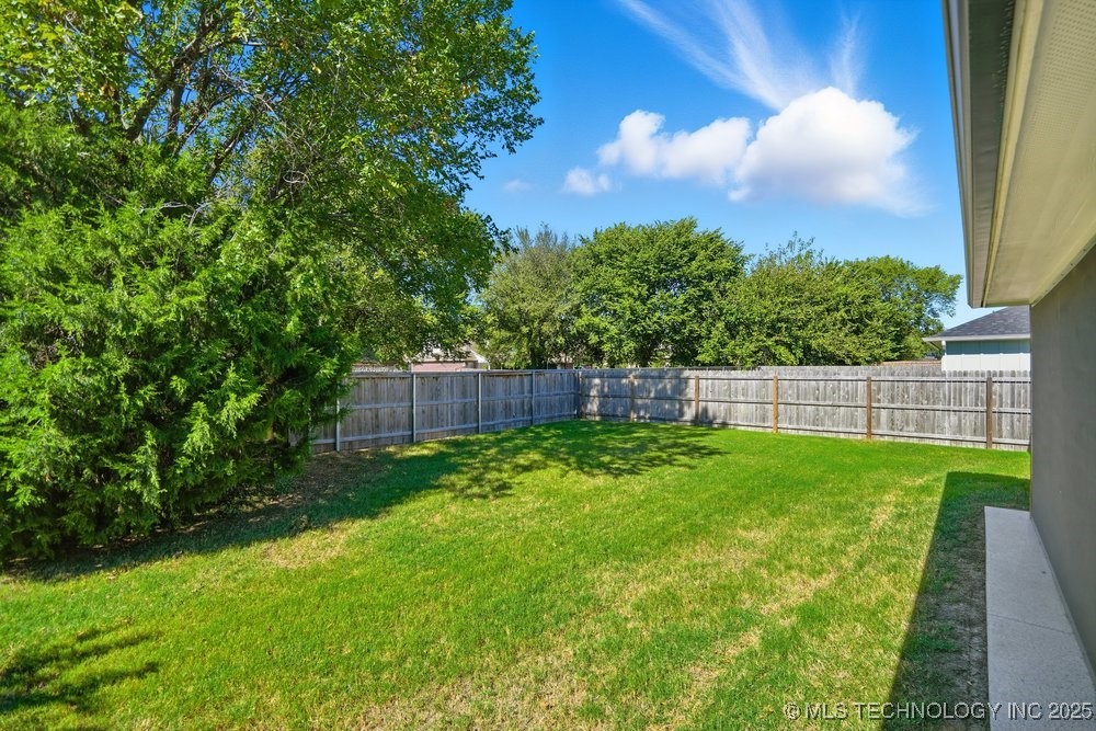 9218 N 141st East Avenue Property Photo 34