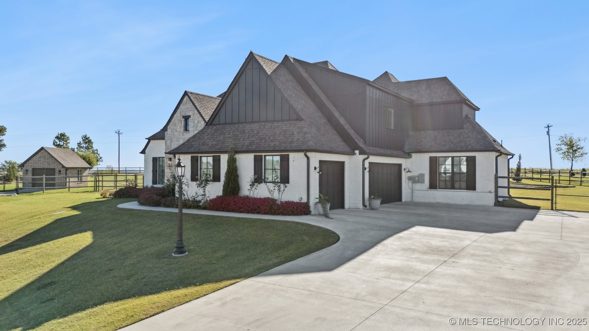 6131 N Creekwood Drive Property Photo 2