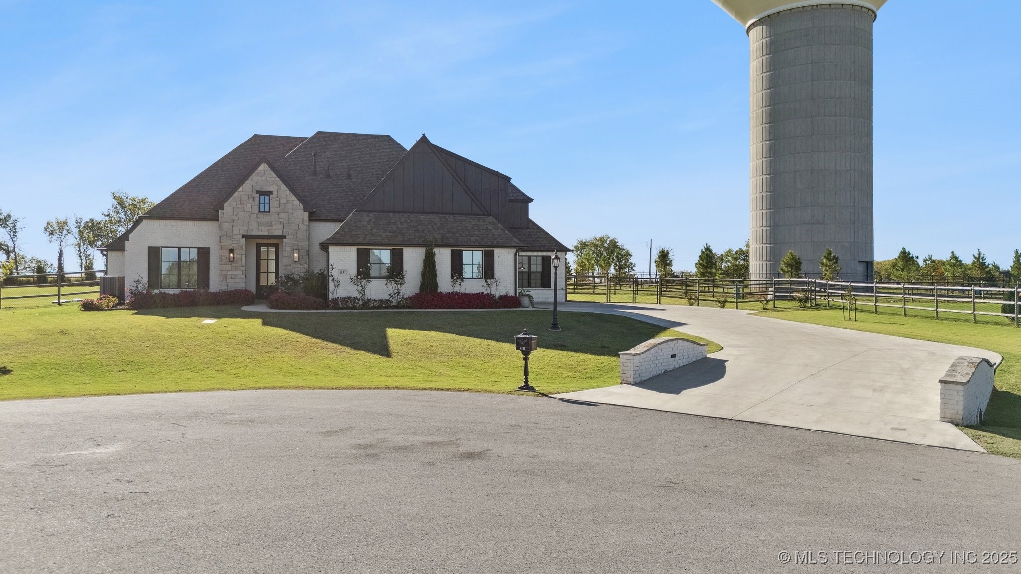 6131 N Creekwood Drive Property Photo 3