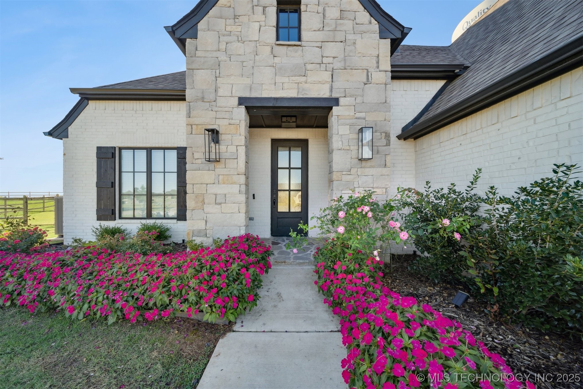 6131 N Creekwood Drive Property Photo 4