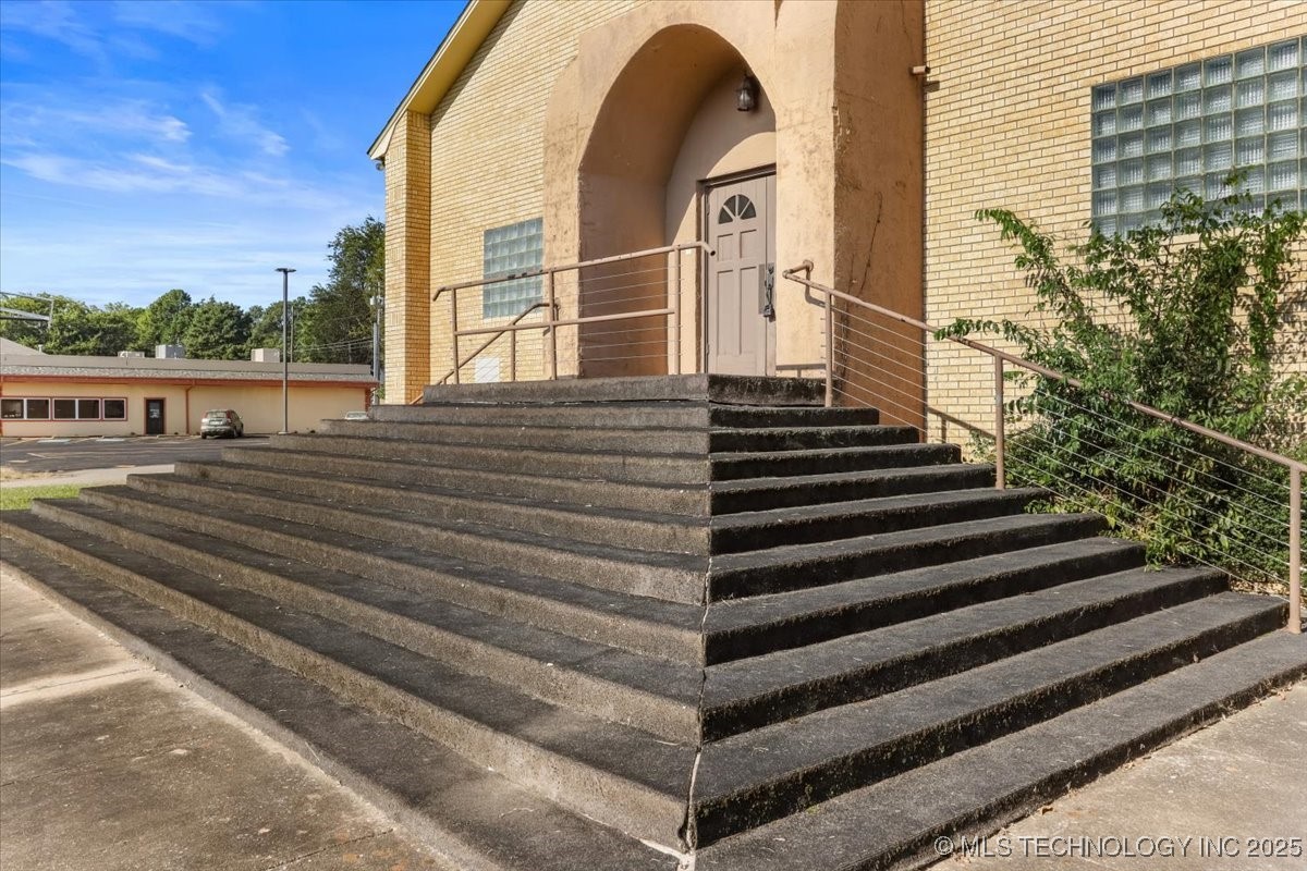 506 S Broadway Street Property Photo 8