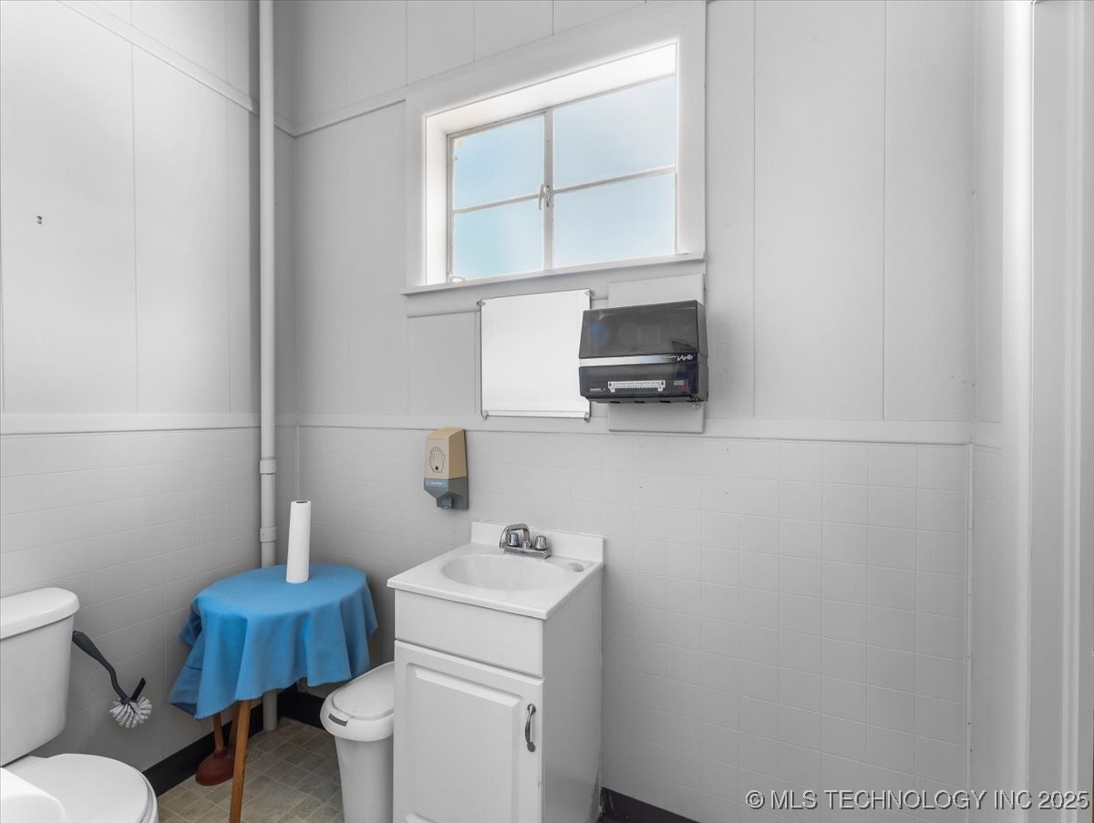 506 S Broadway Street Property Photo 16