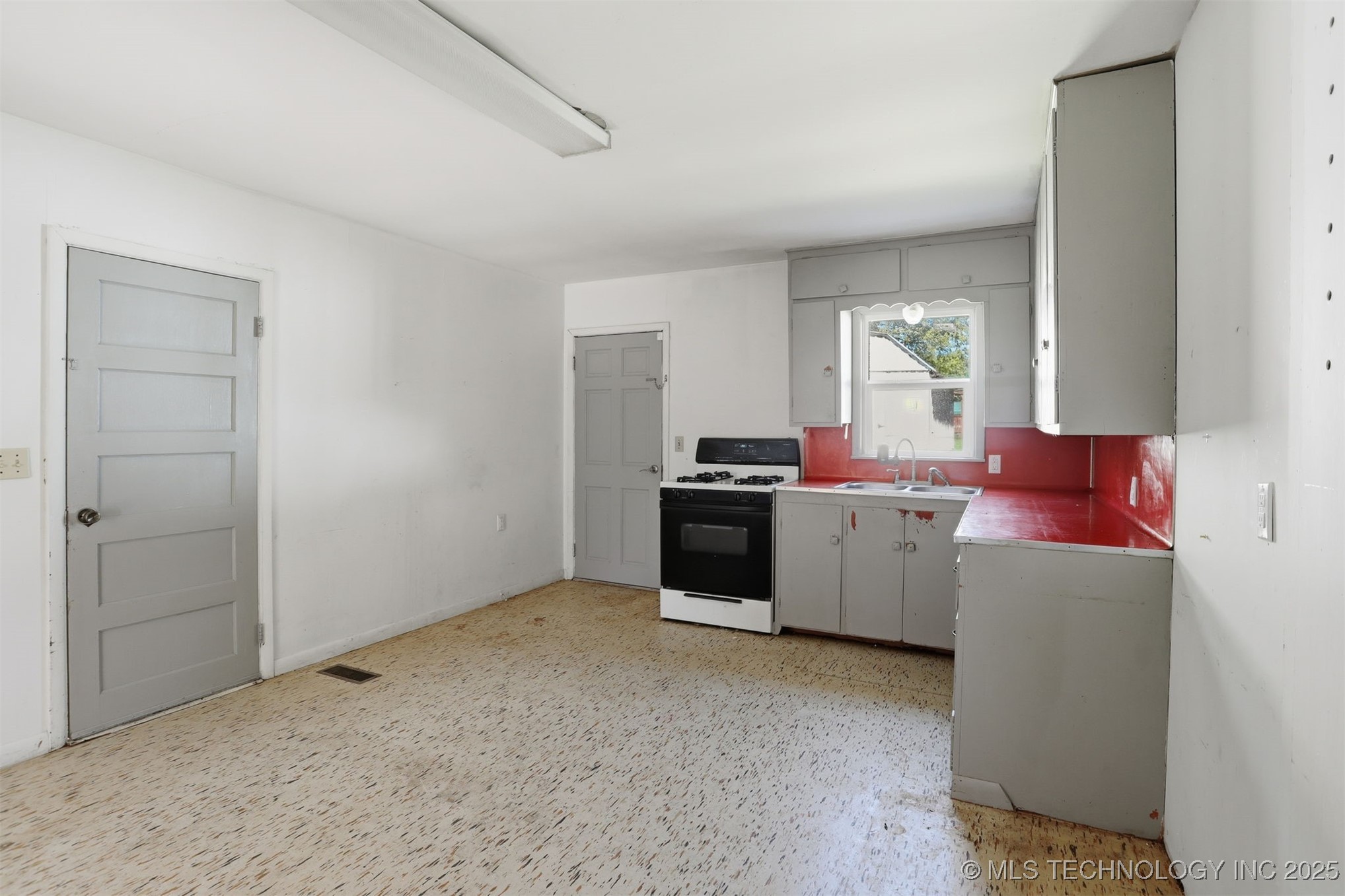 103 W 20th Street Property Photo 25