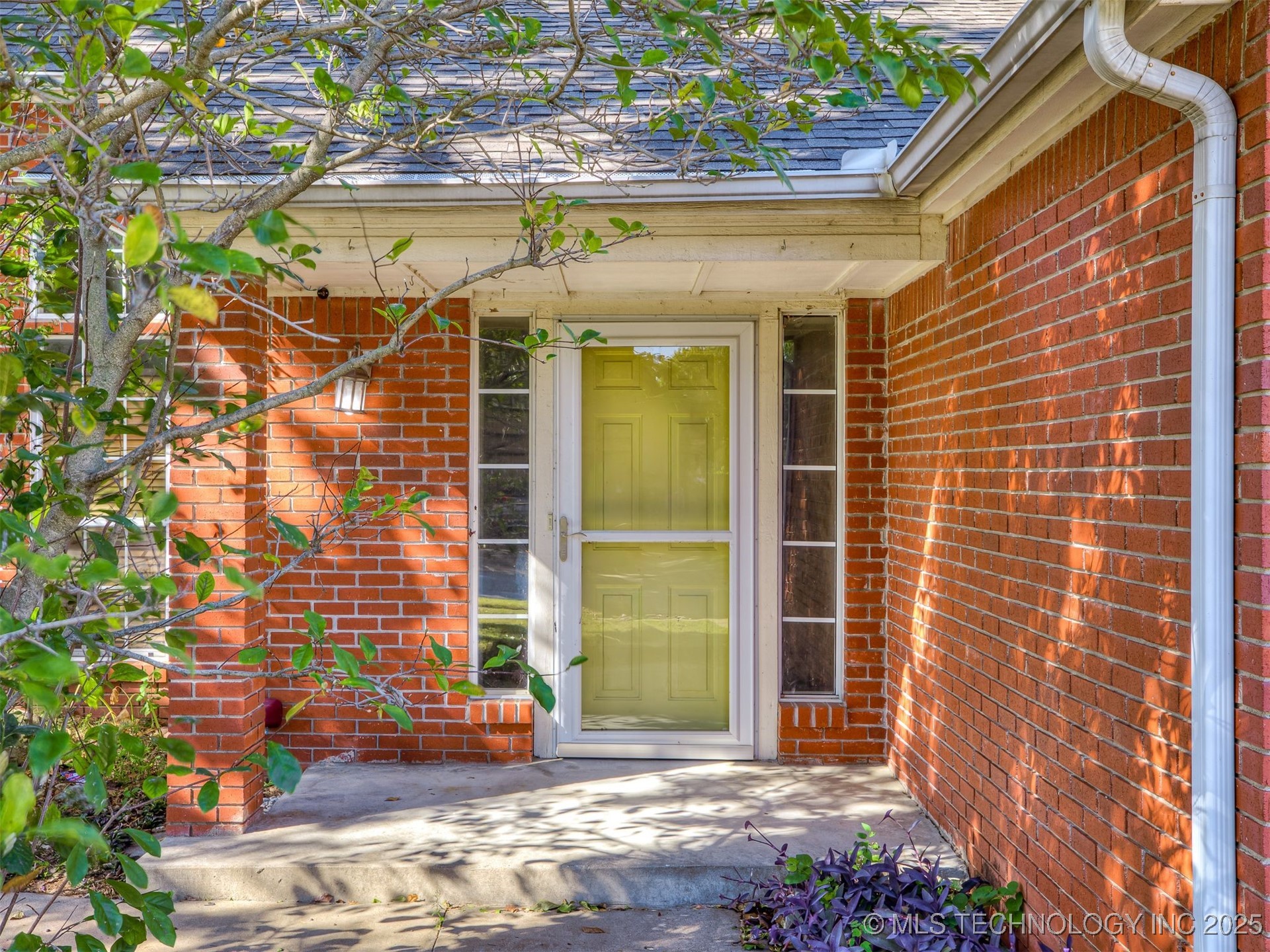 1812 S Gardenia Avenue Property Photo 9