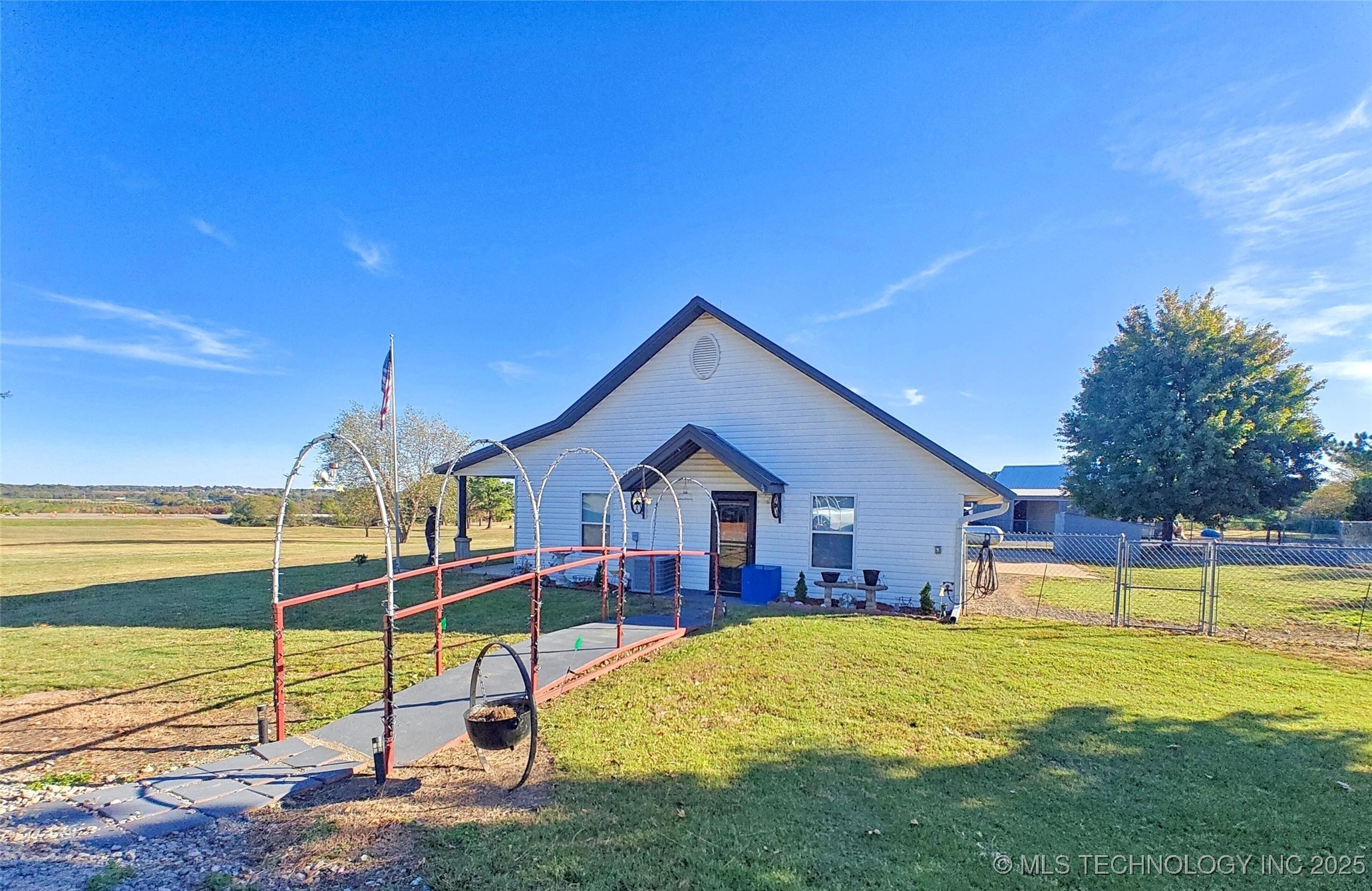 17648 W Grandview Road Property Photo 3