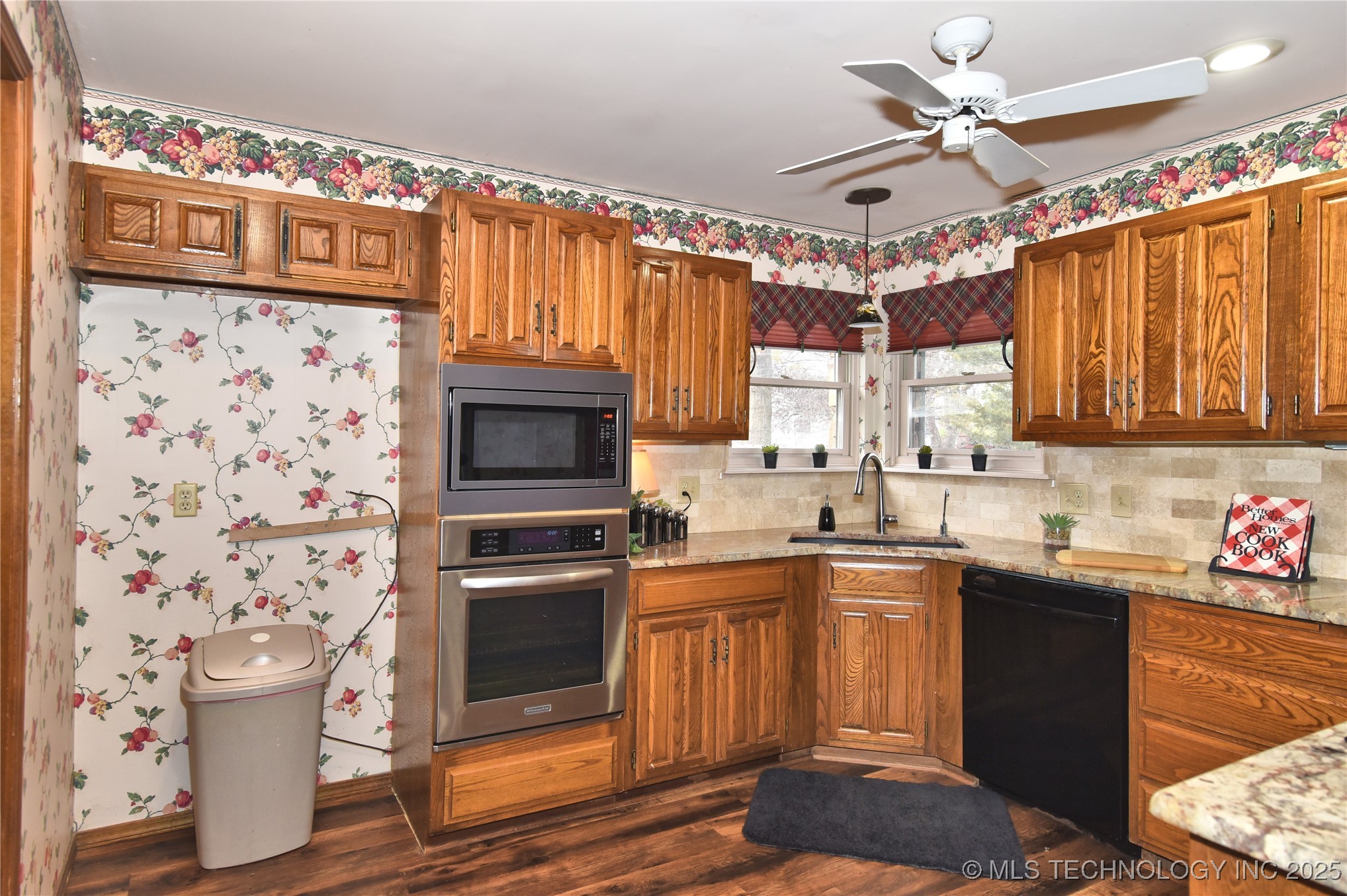 2400 W Gary Street Property Photo 8