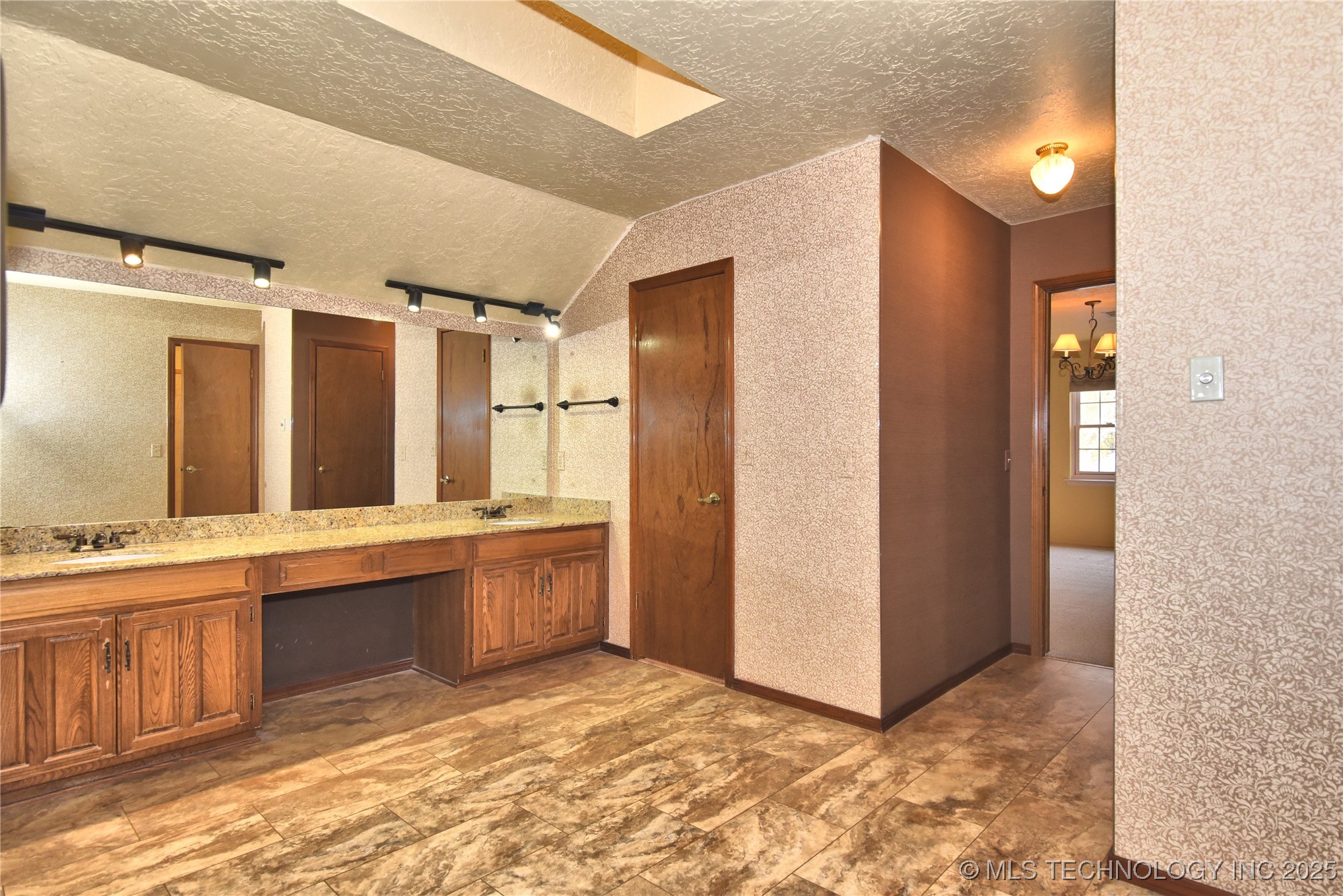 2400 W Gary Street Property Photo 16