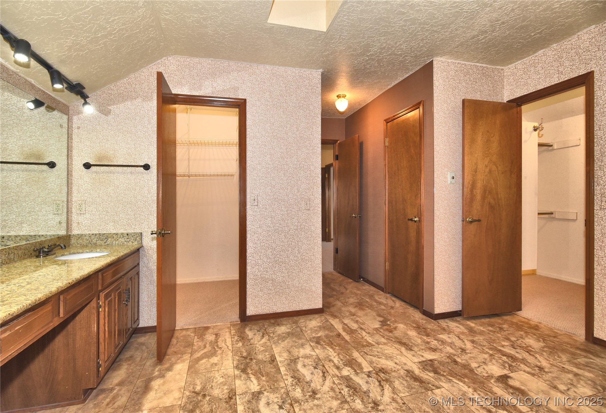 2400 W Gary Street Property Photo 18