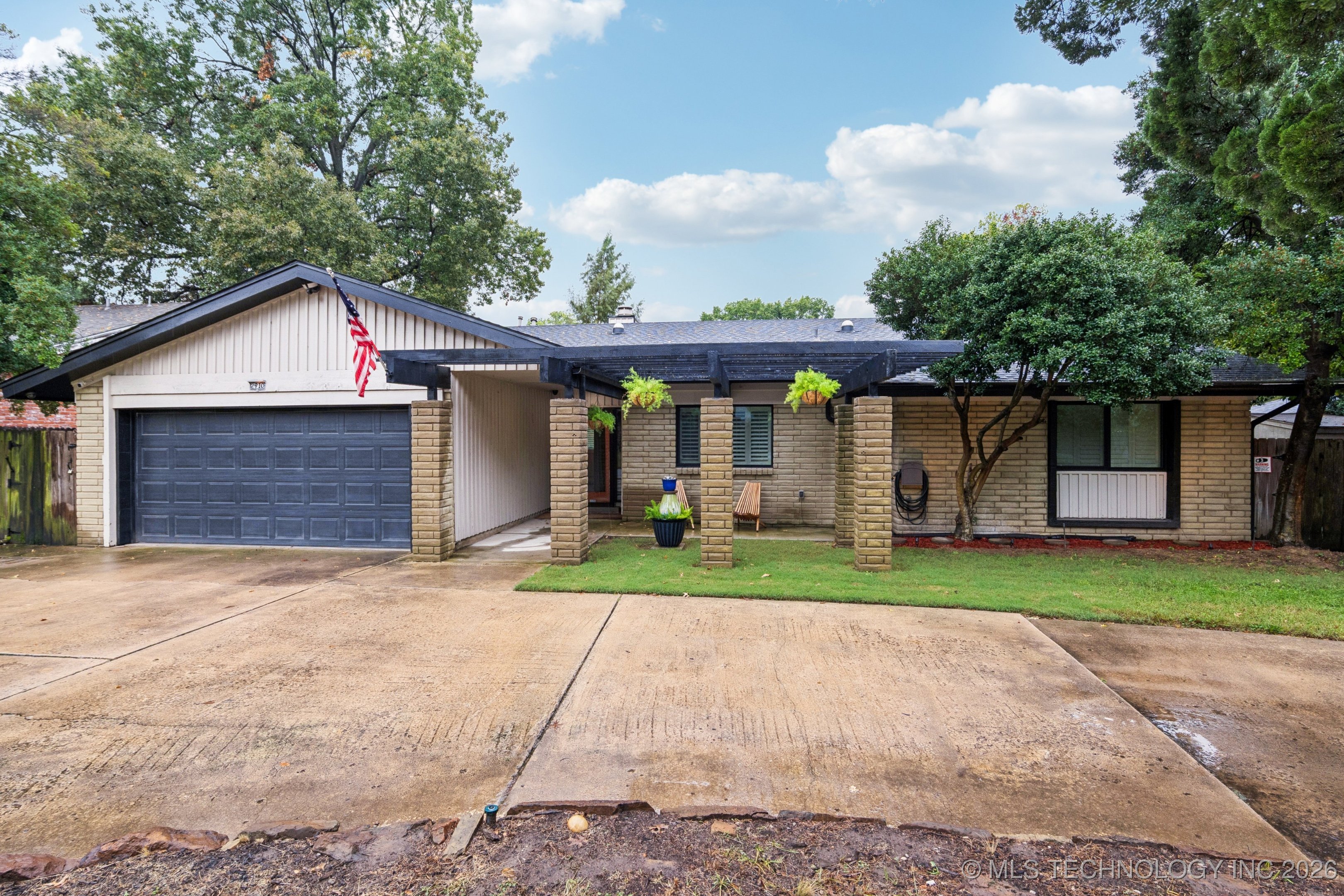 2910 E 76th Place Property Photo 2