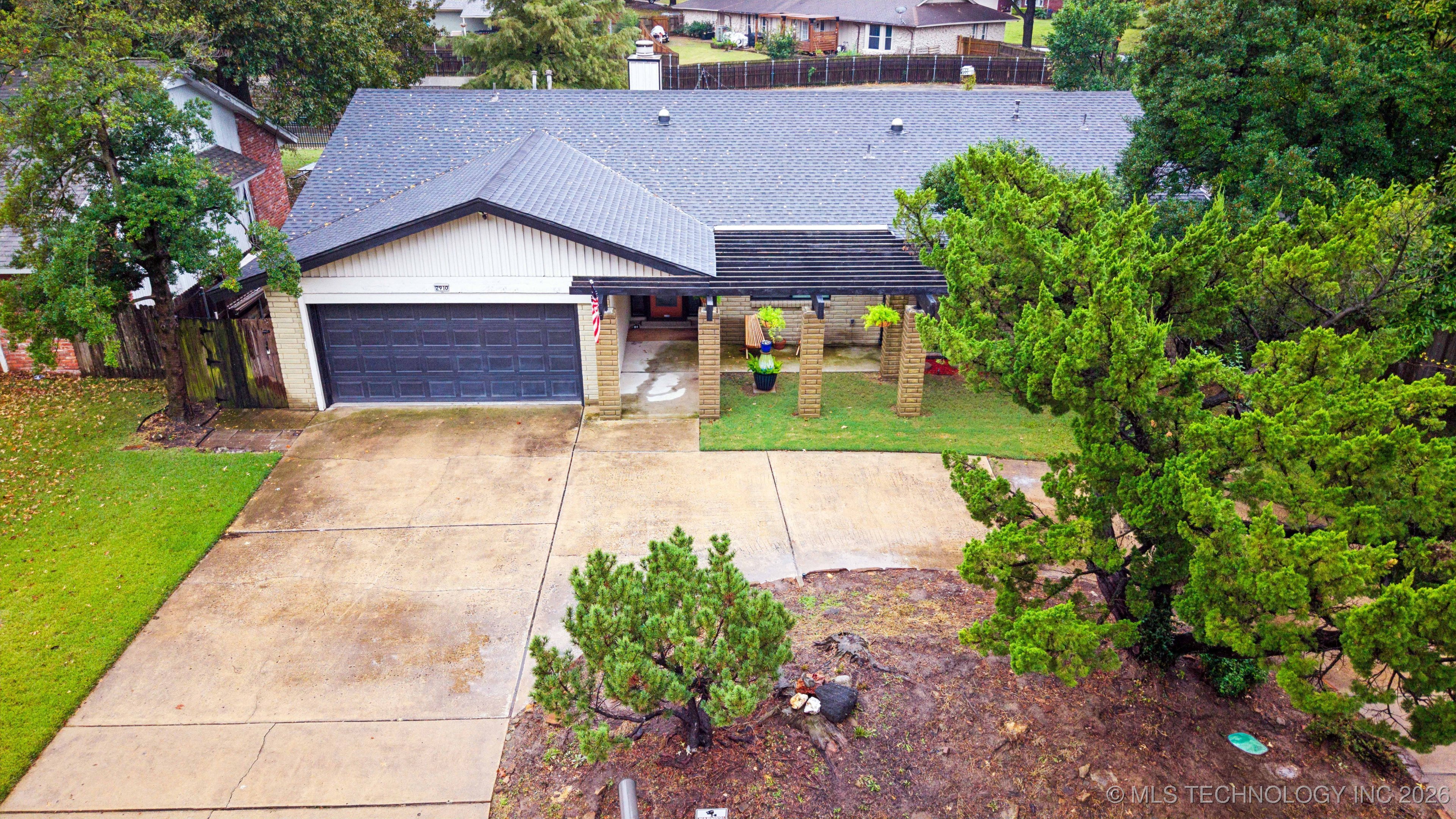 2910 E 76th Place Property Photo 3