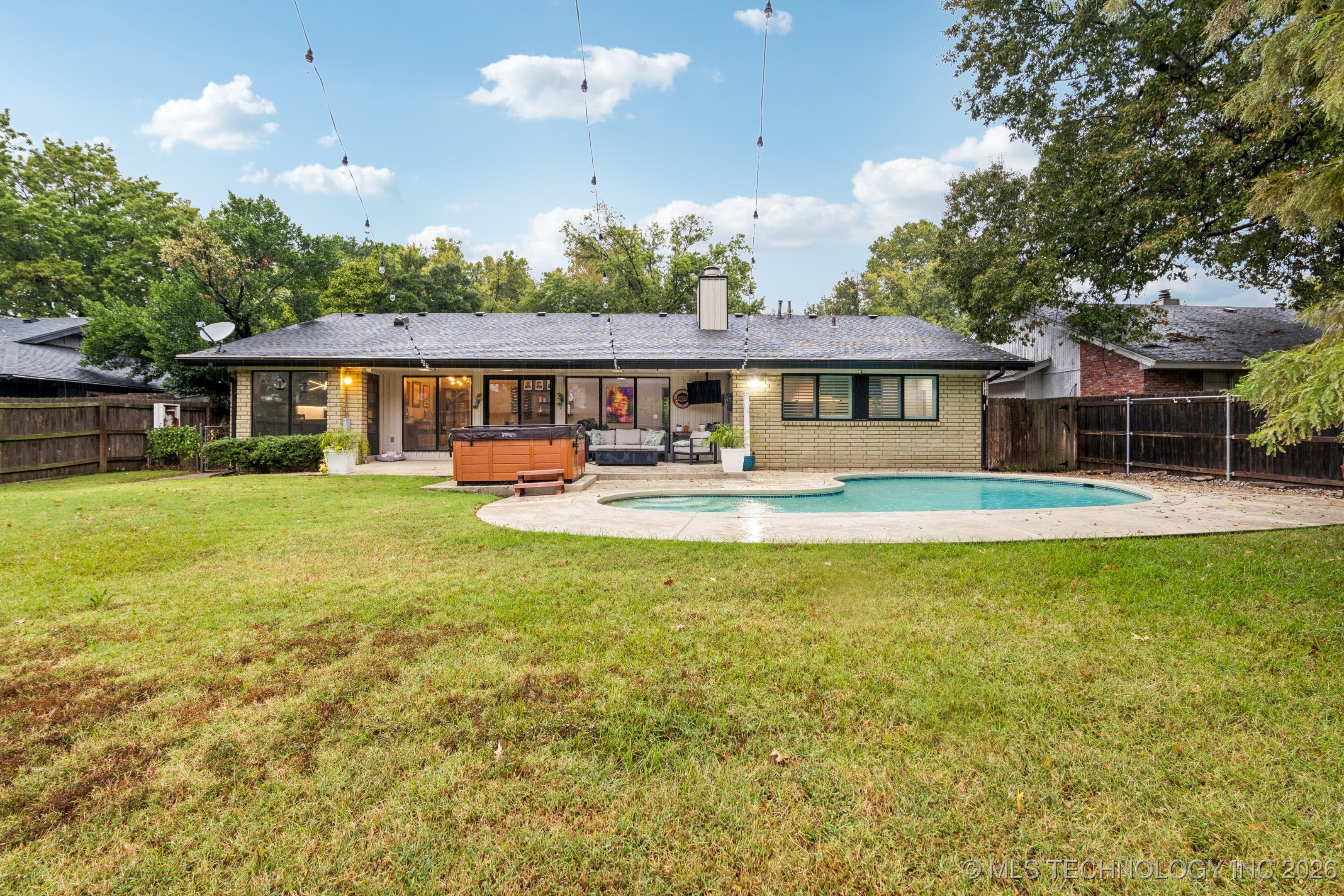 2910 E 76th Place Property Photo 4