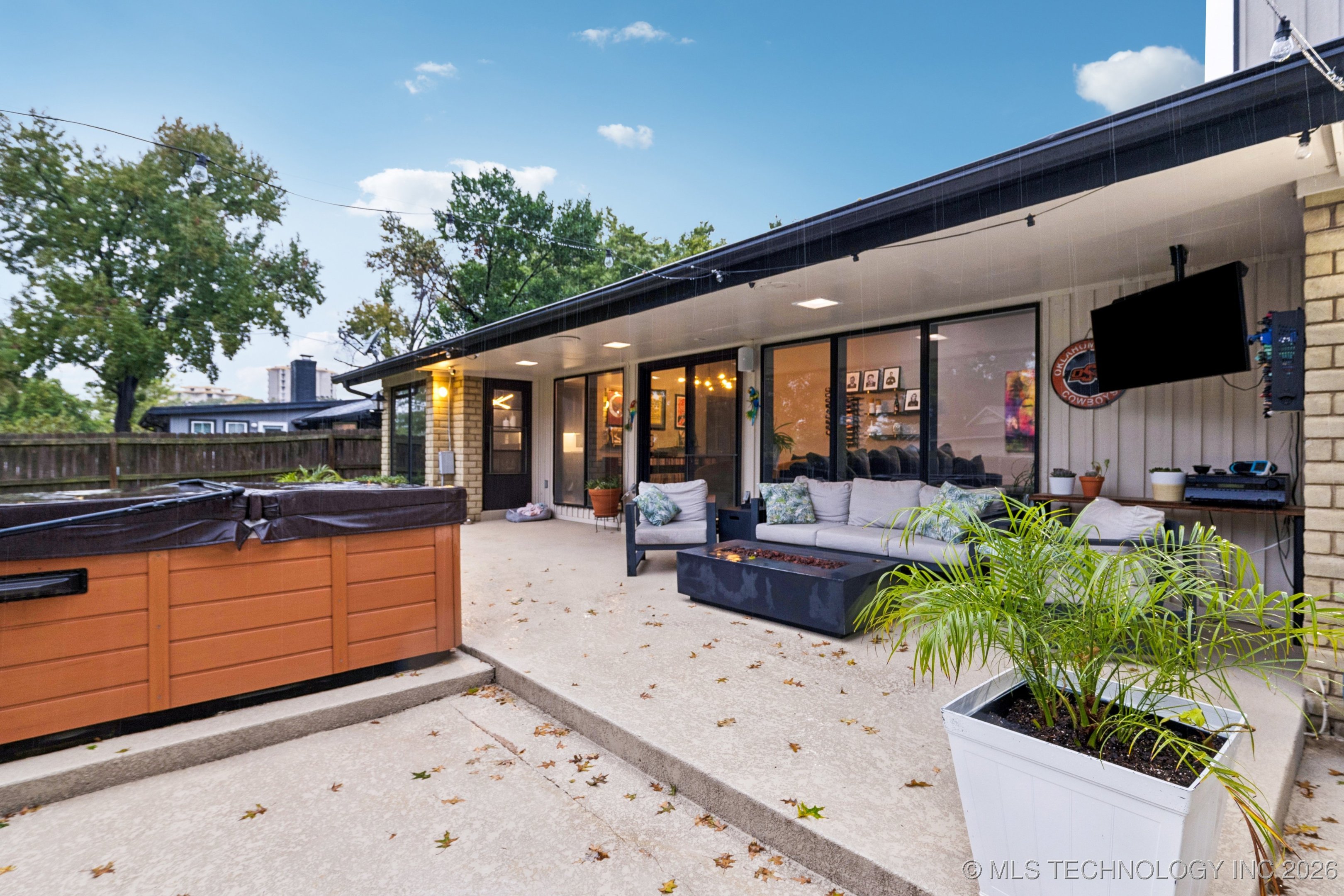 2910 E 76th Place Property Photo 5