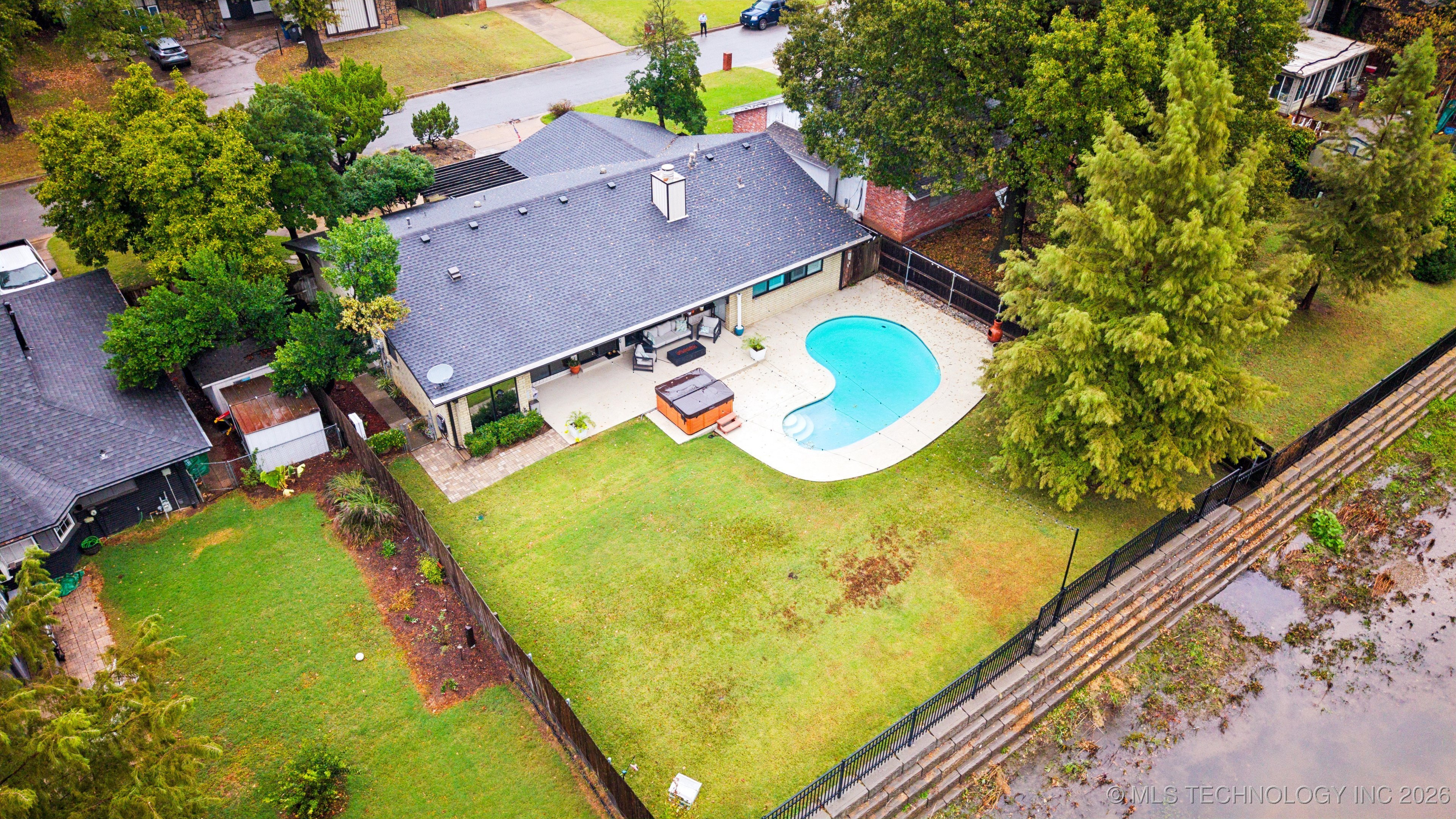 2910 E 76th Place Property Photo 6