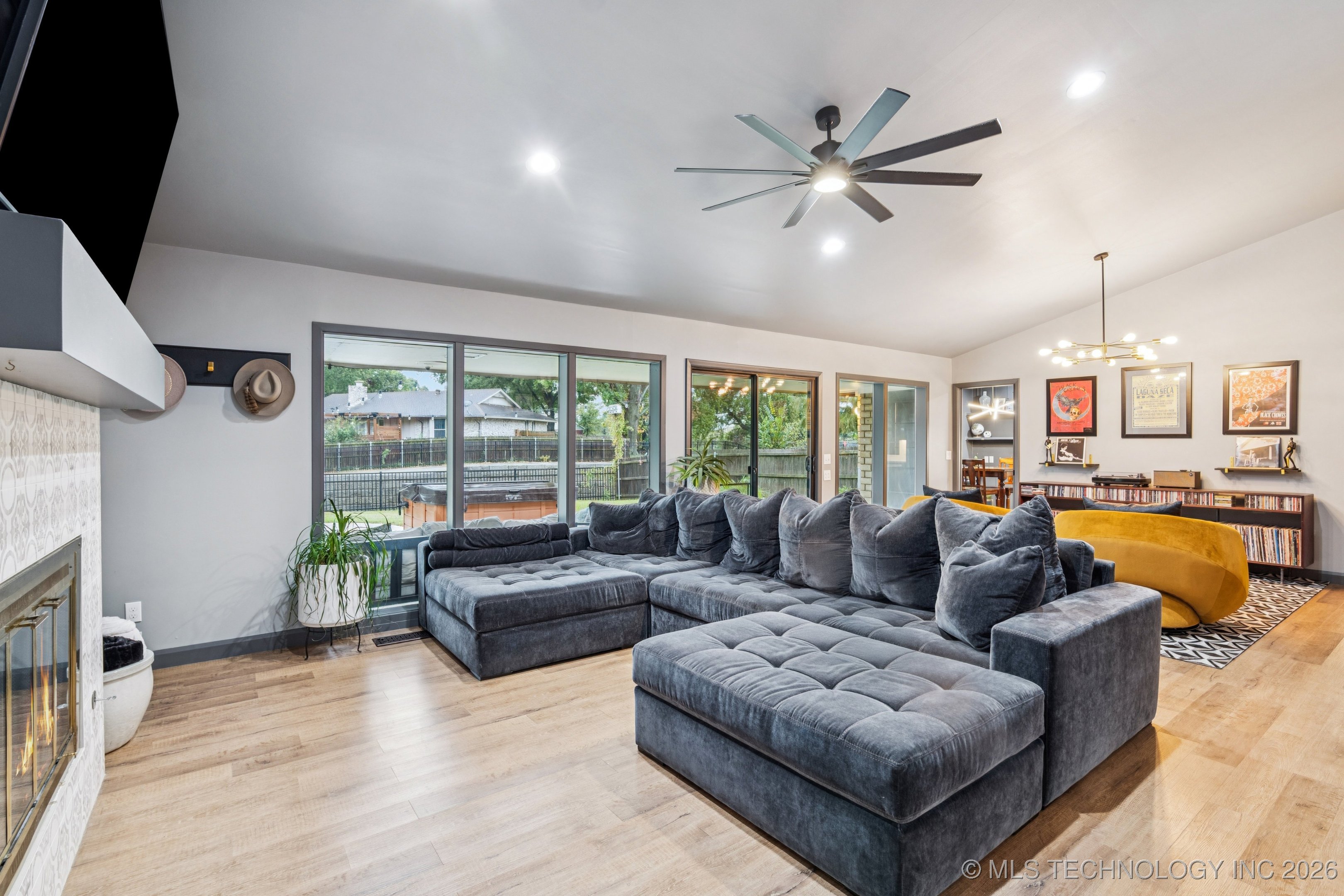 2910 E 76th Place Property Photo 11