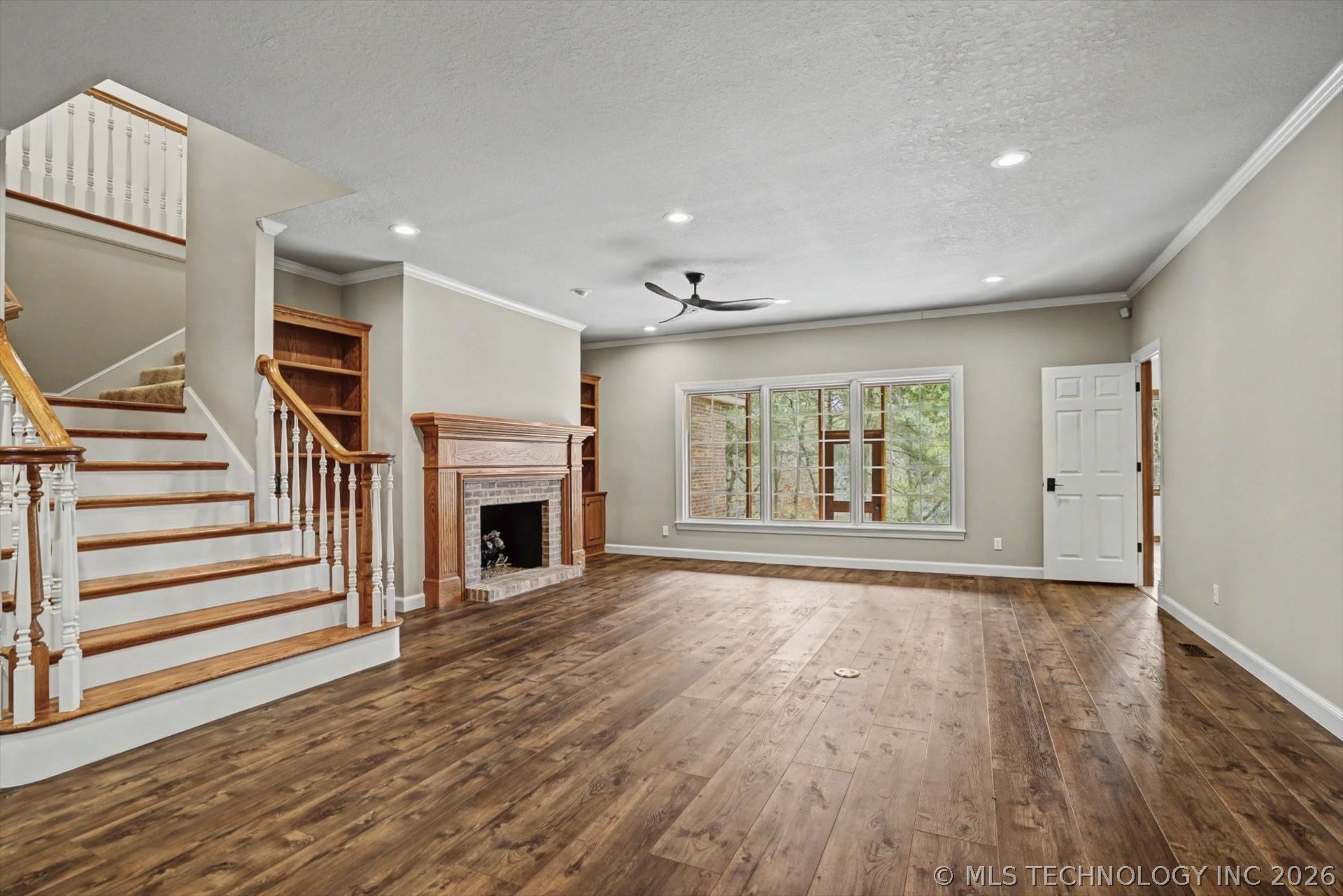 19000 E Knightsbridge Road Property Photo 11
