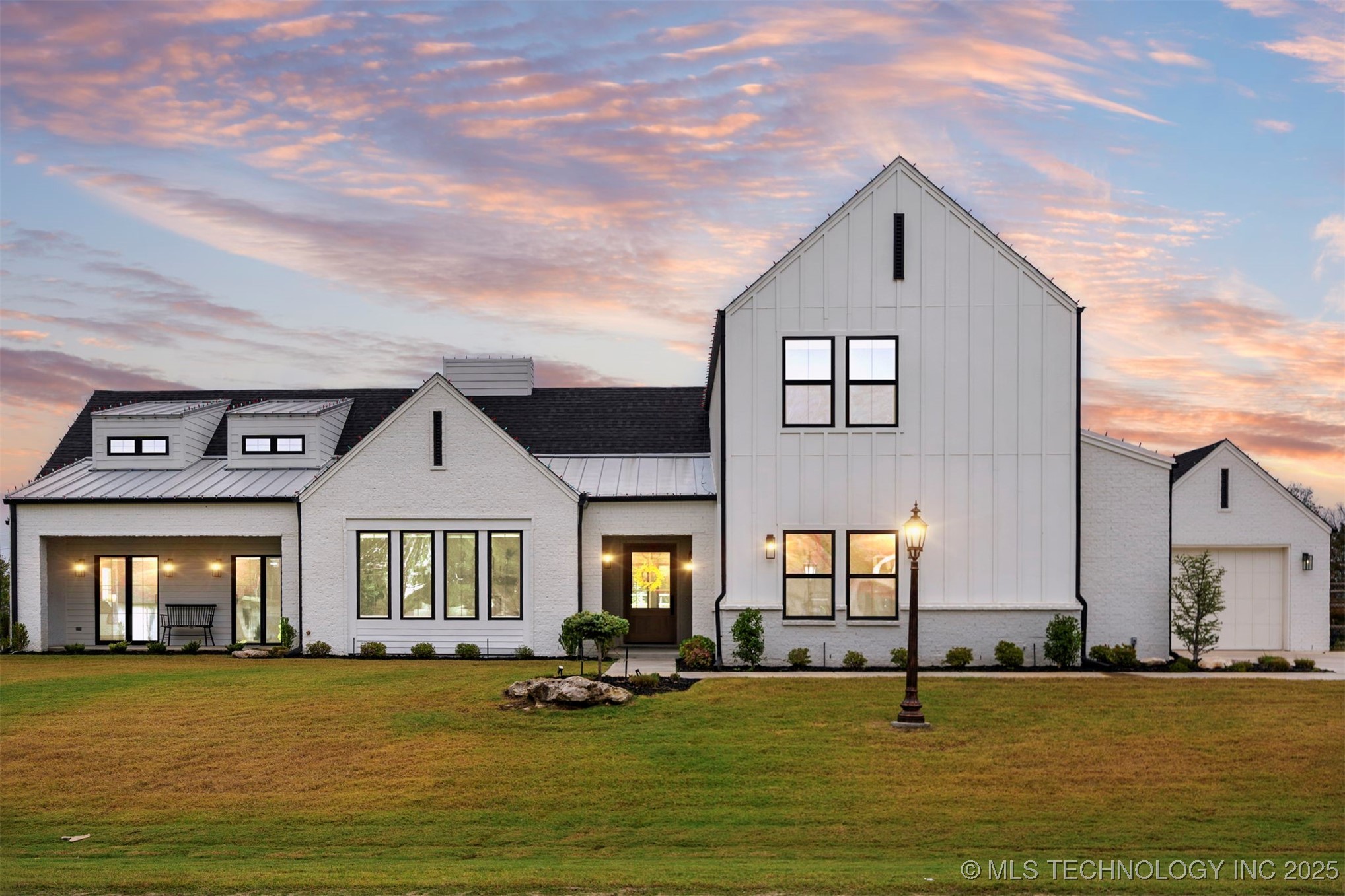 5927 N Meadows Ridge Road Property Photo 1