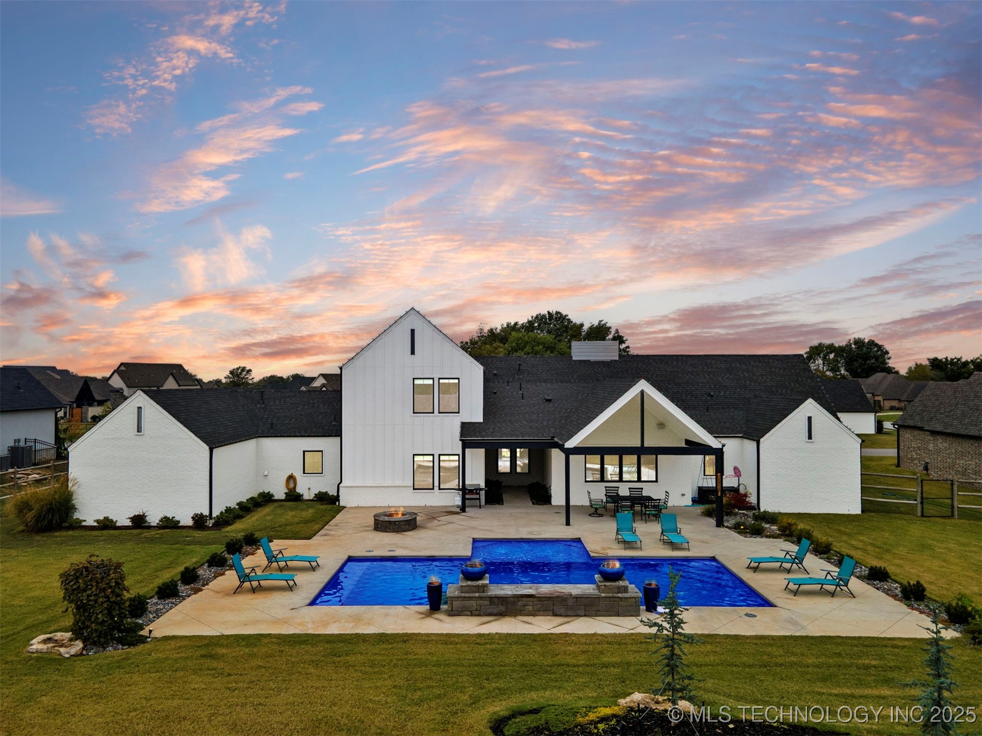 5927 N Meadows Ridge Road Property Photo 2