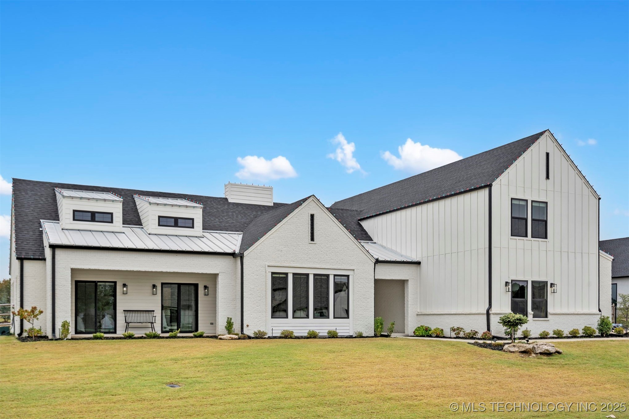 5927 N Meadows Ridge Road Property Photo 3