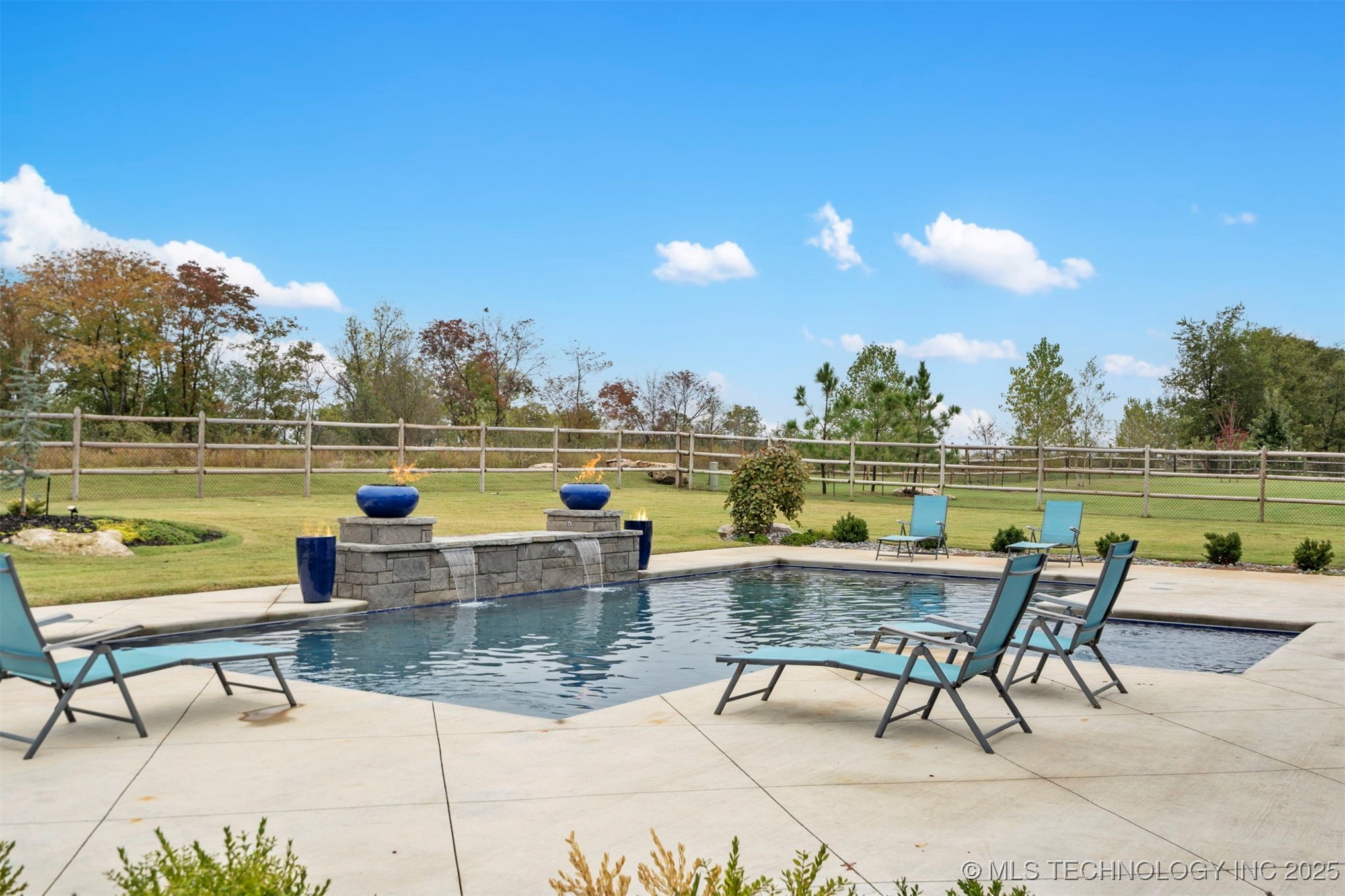 5927 N Meadows Ridge Road Property Photo 6