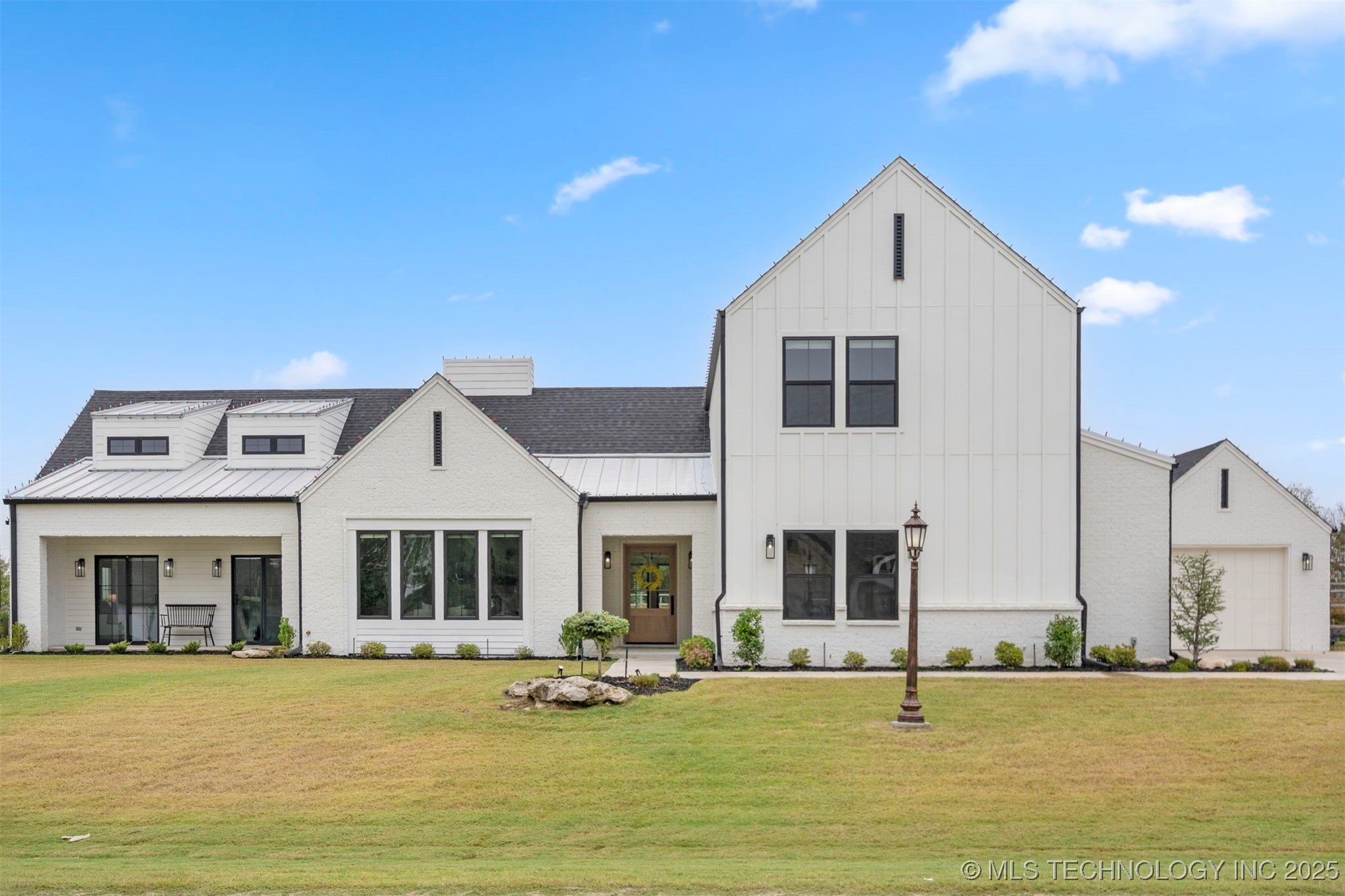 5927 N Meadows Ridge Road Property Photo 8