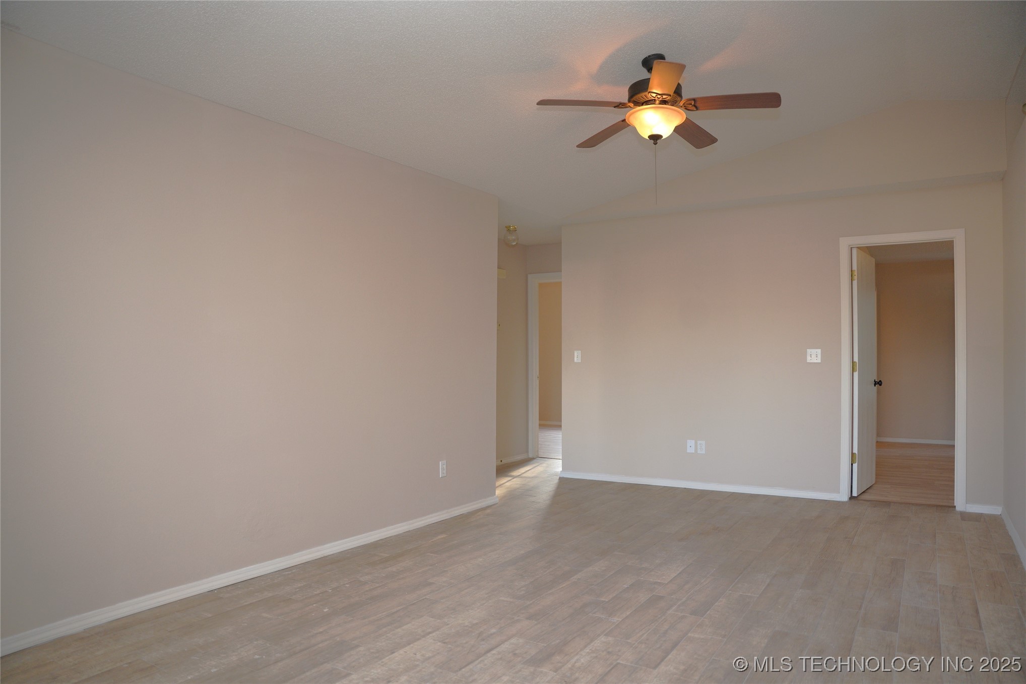 1907 N Chambers Avenue Property Photo 3