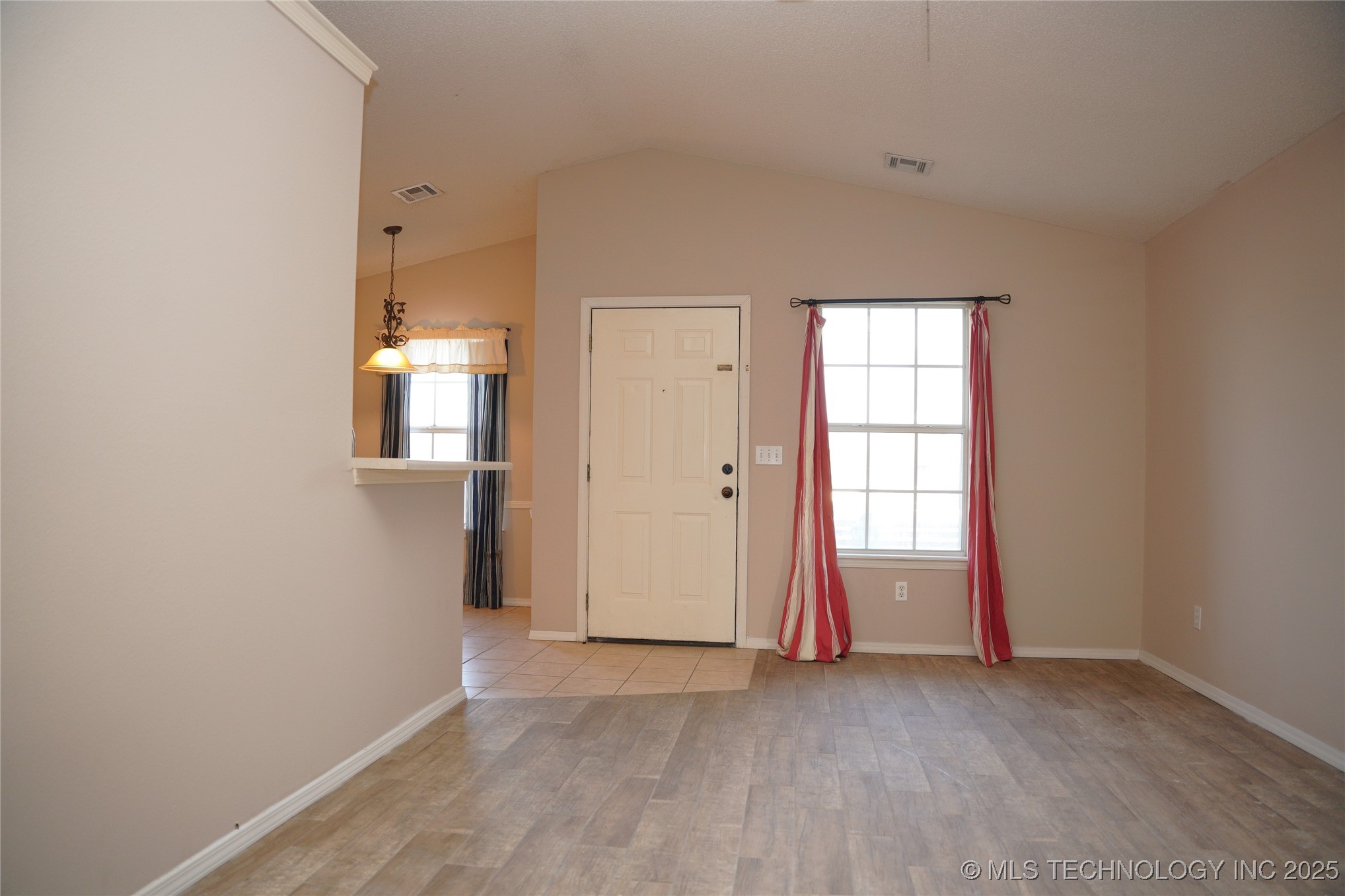 1907 N Chambers Avenue Property Photo 4