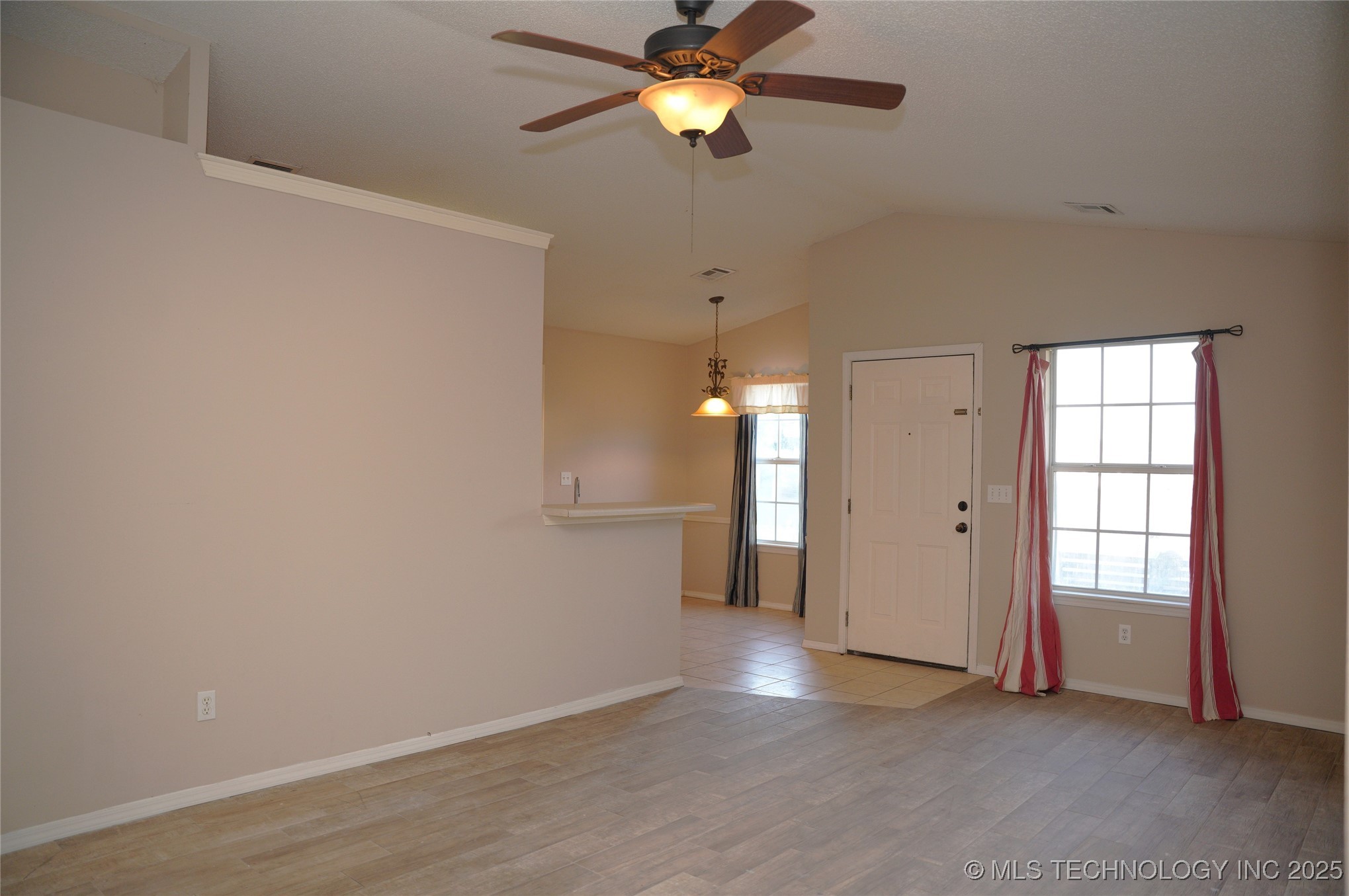 1907 N Chambers Avenue Property Photo 5