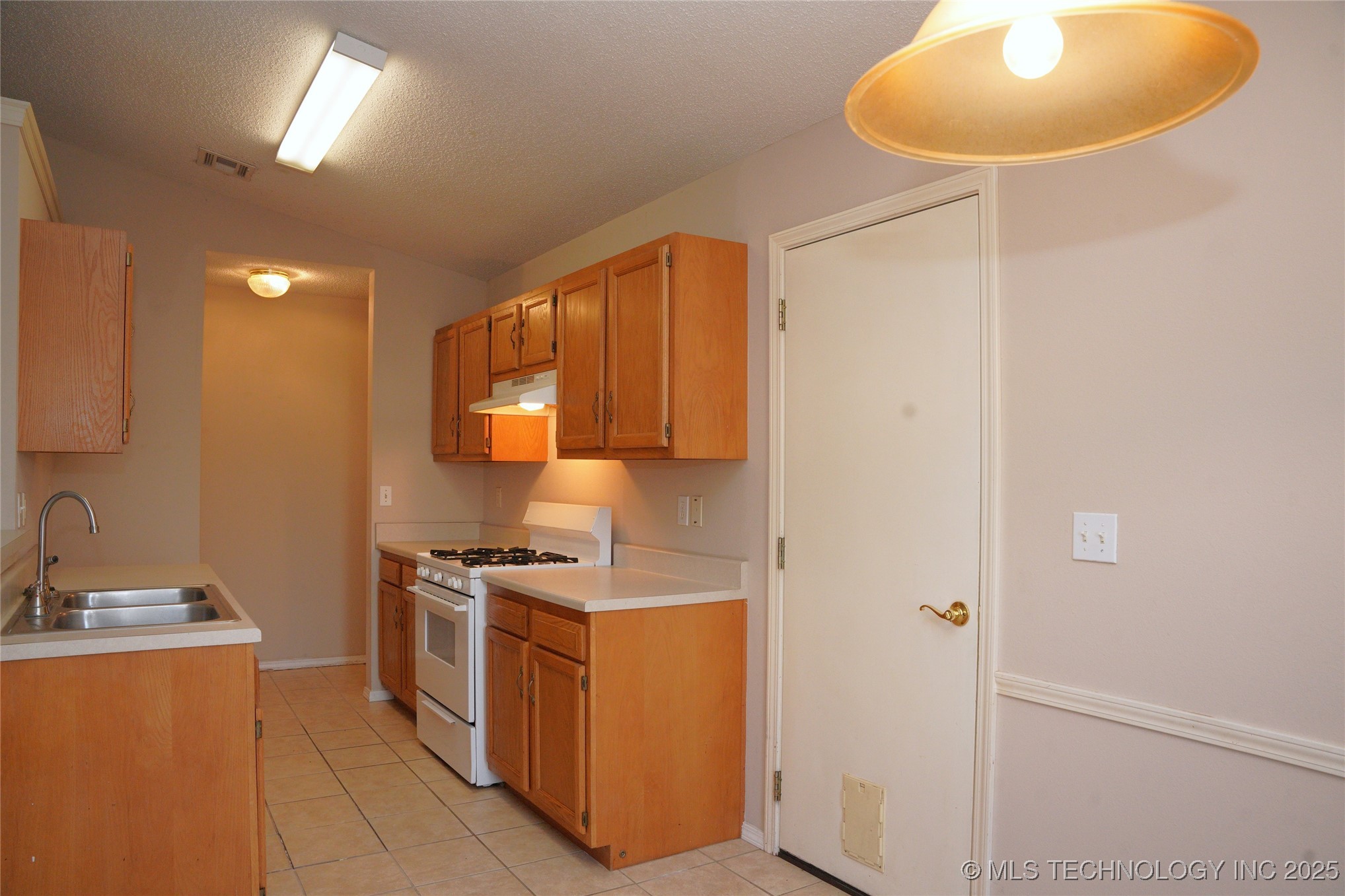 1907 N Chambers Avenue Property Photo 7