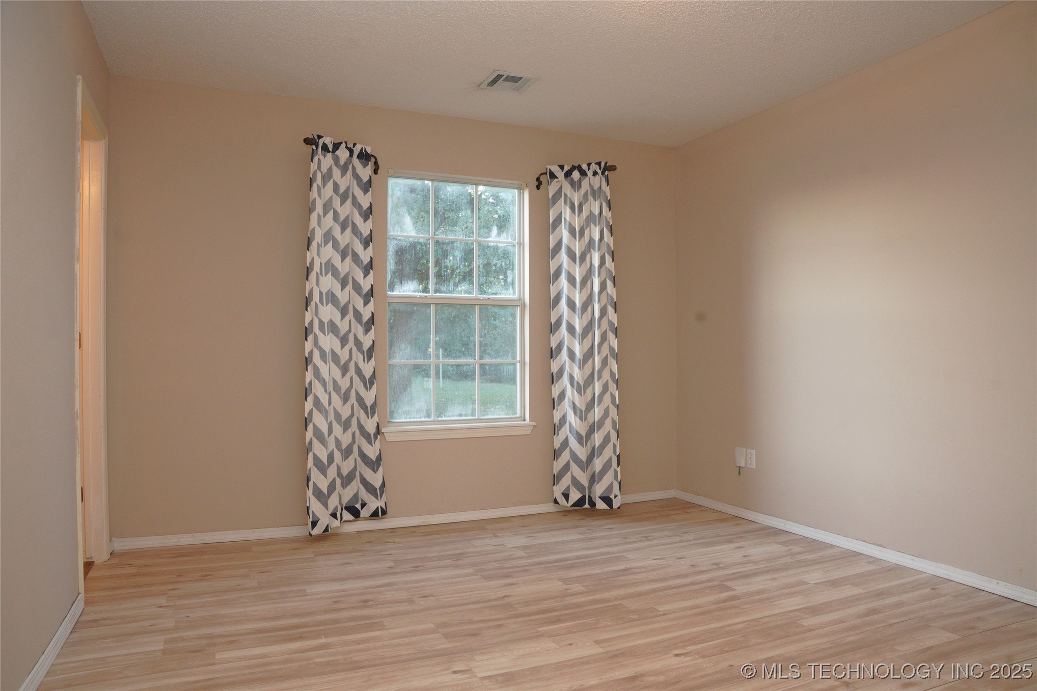 1907 N Chambers Avenue Property Photo 10