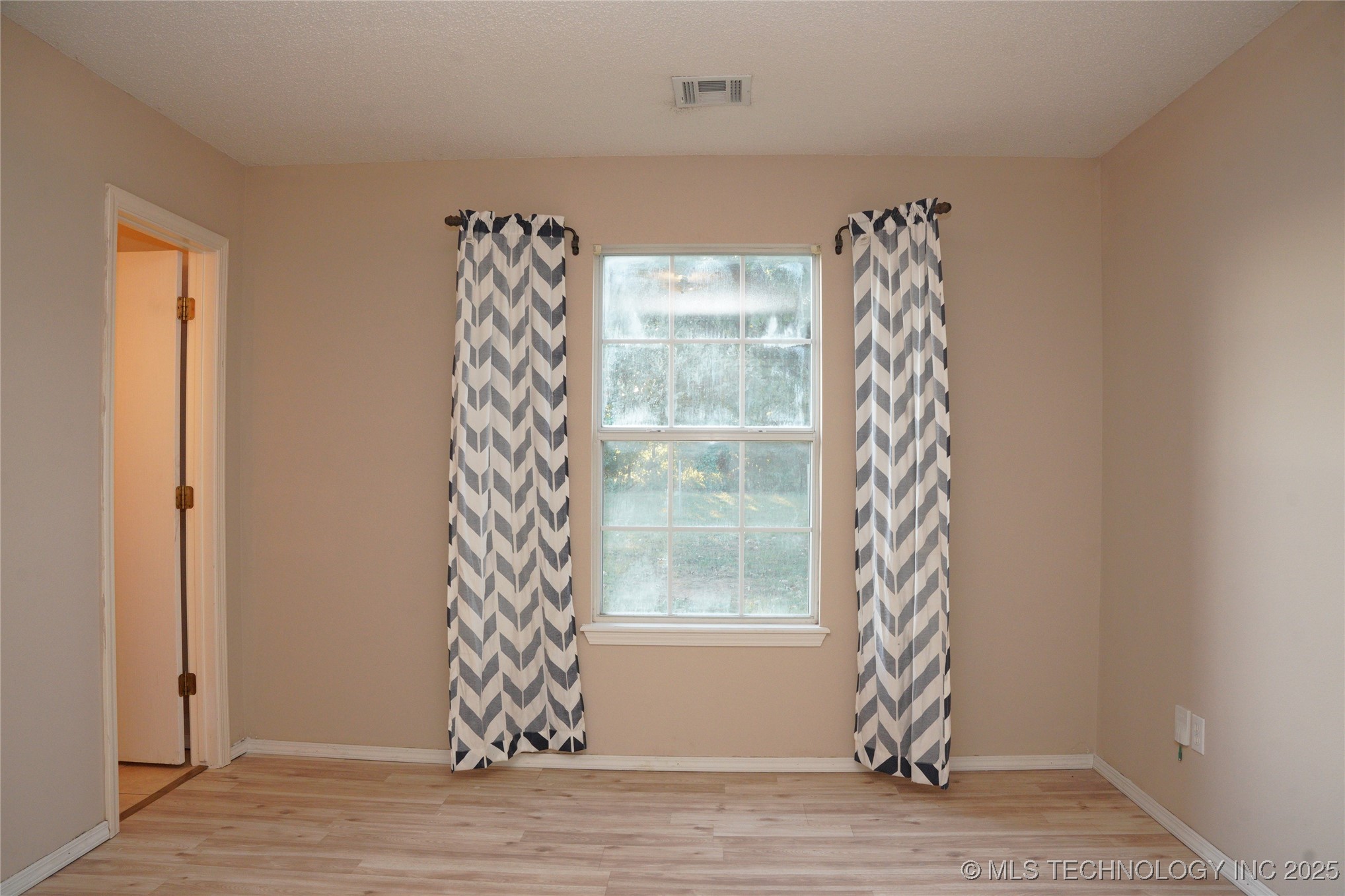 1907 N Chambers Avenue Property Photo 11