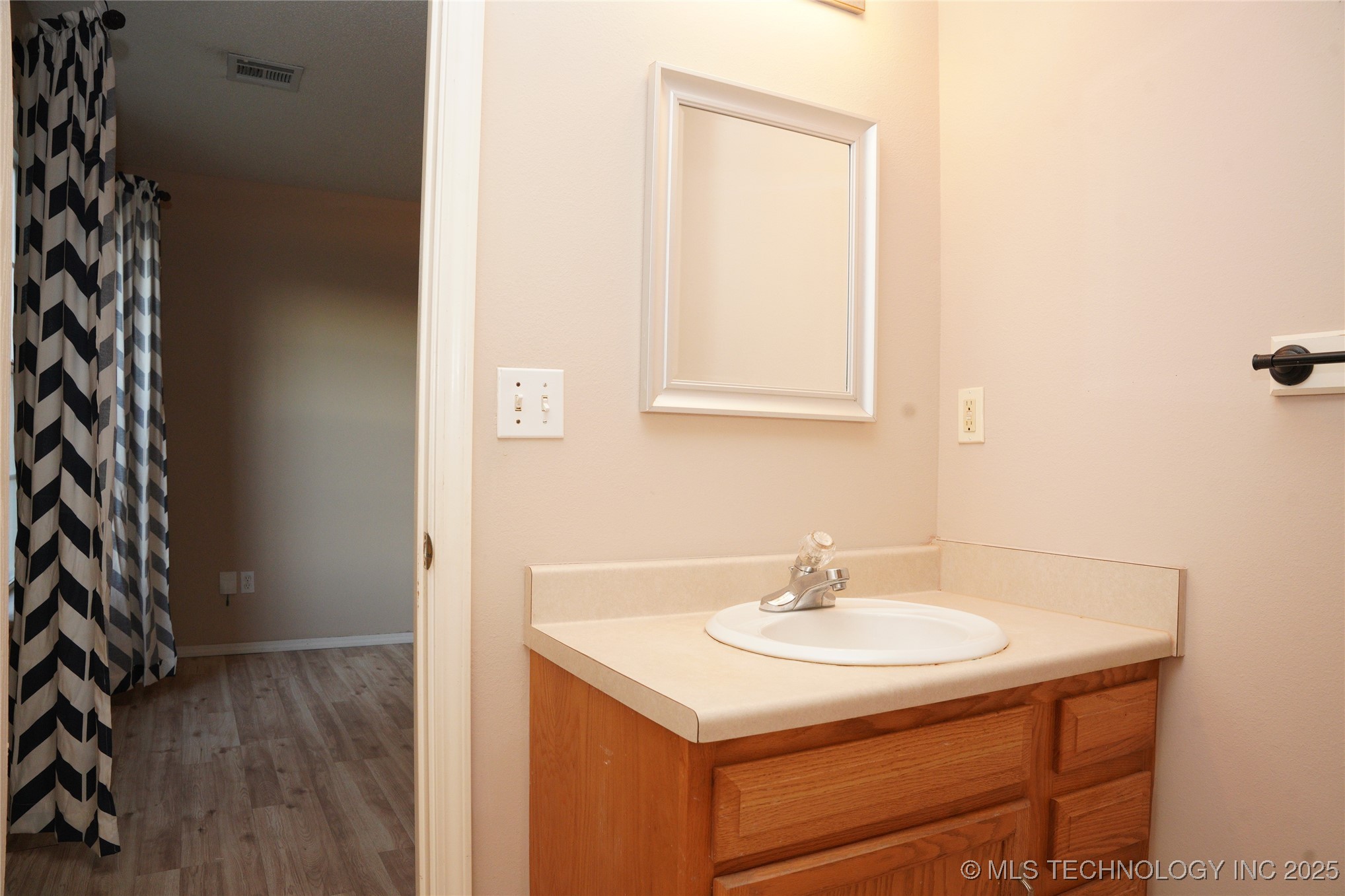 1907 N Chambers Avenue Property Photo 13