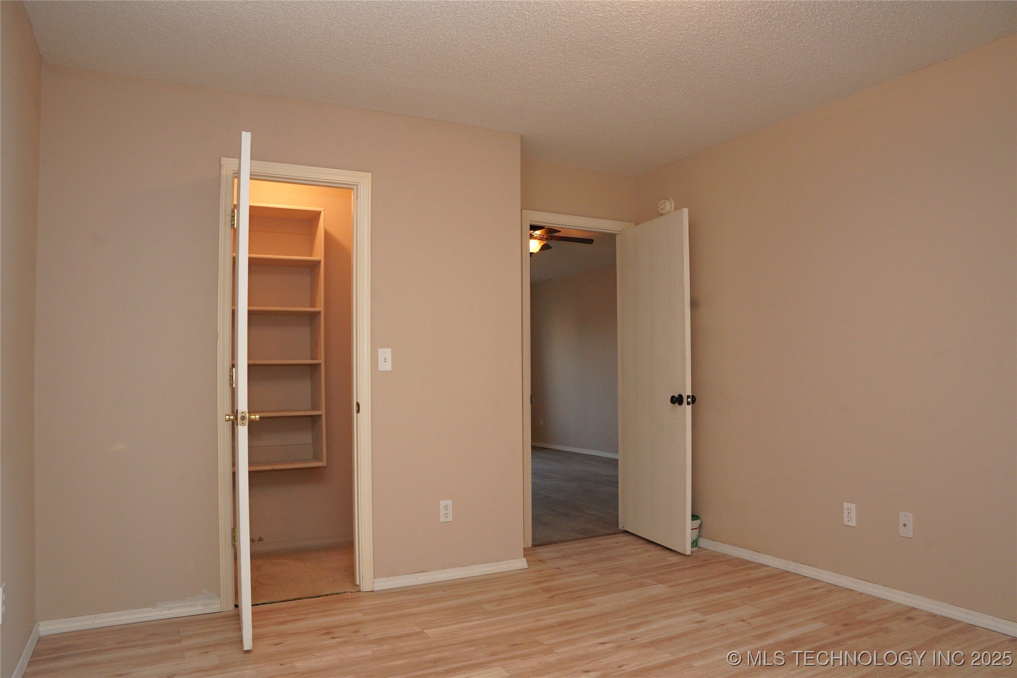 1907 N Chambers Avenue Property Photo 16