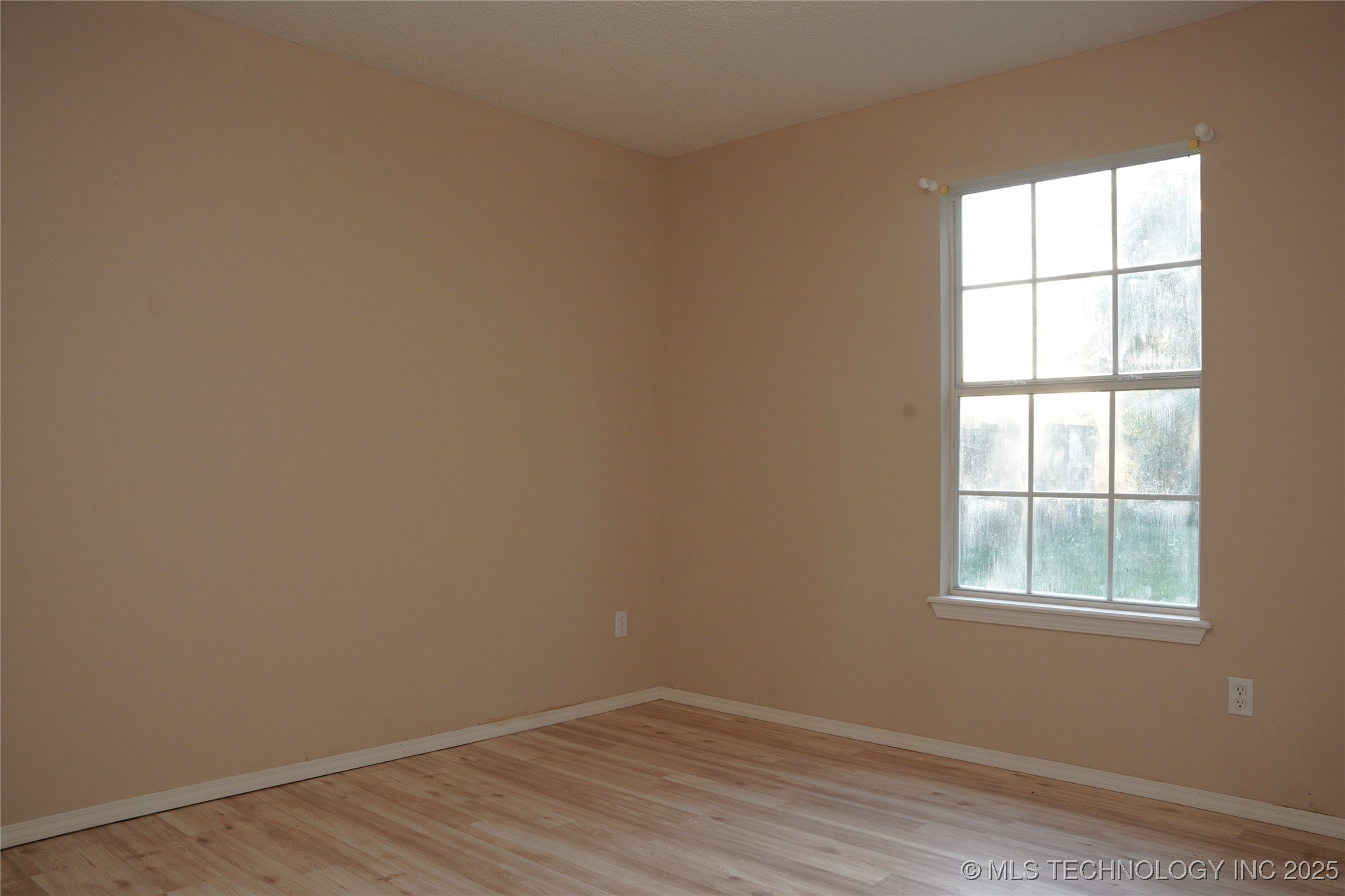 1907 N Chambers Avenue Property Photo 20