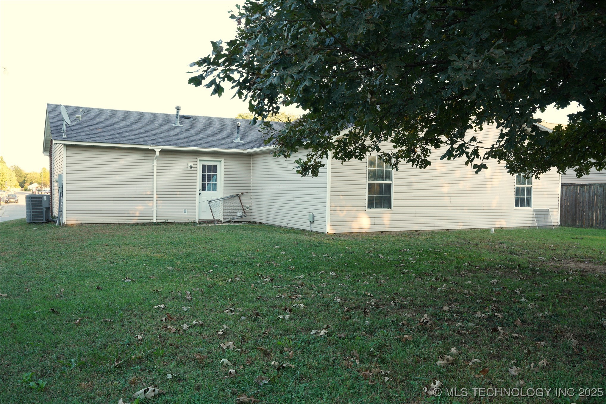 1907 N Chambers Avenue Property Photo 24