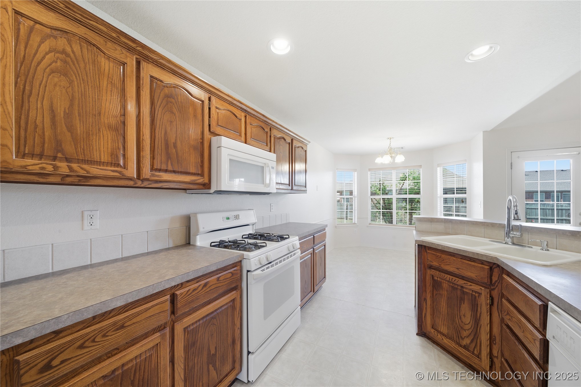 4611 S 200th East Avenue Property Photo 12