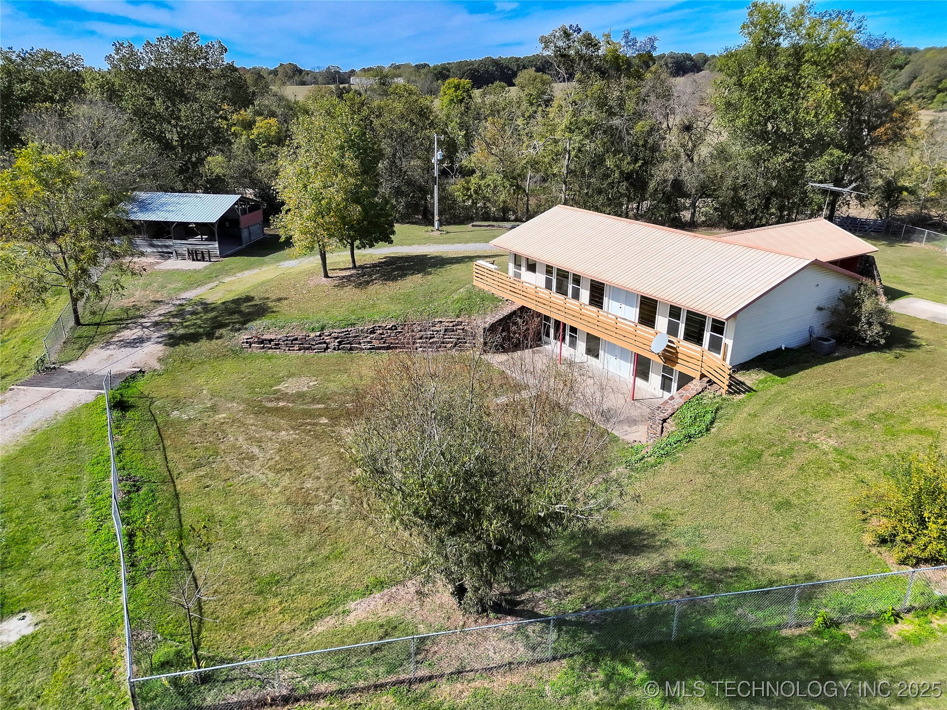 467875 Highway 62 Property Photo 1