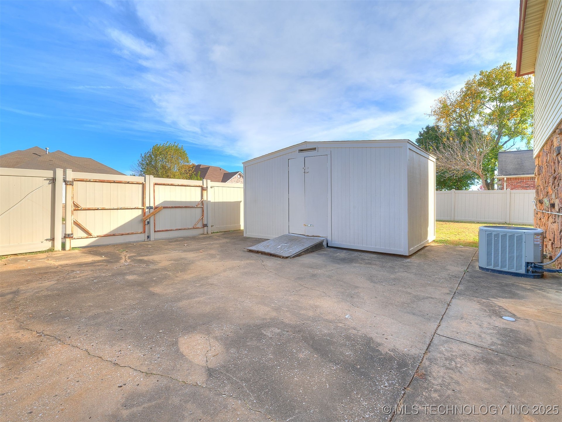 3405 E Louisville Street Property Photo 33