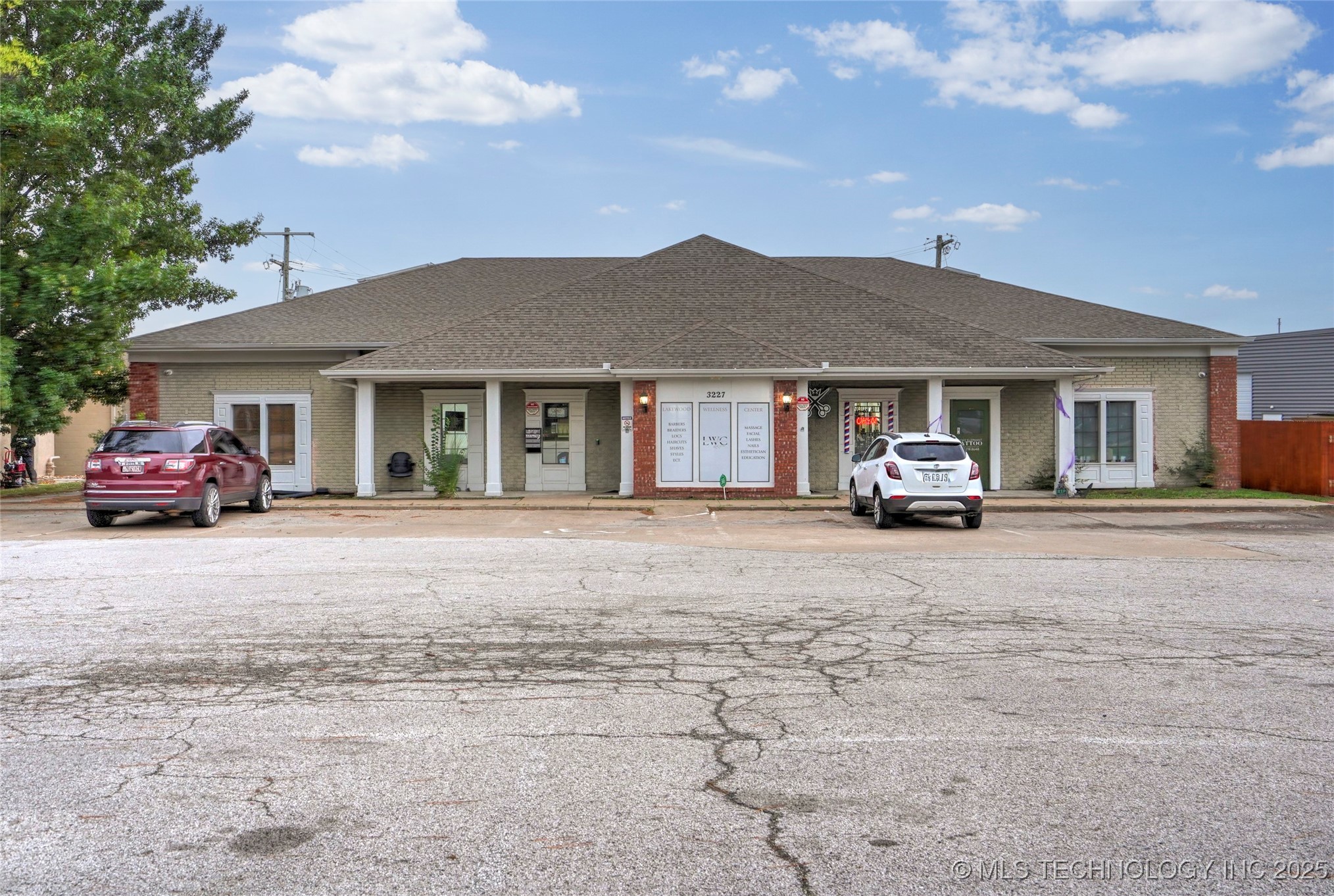 3227 S Lakewood Avenue Property Photo 2