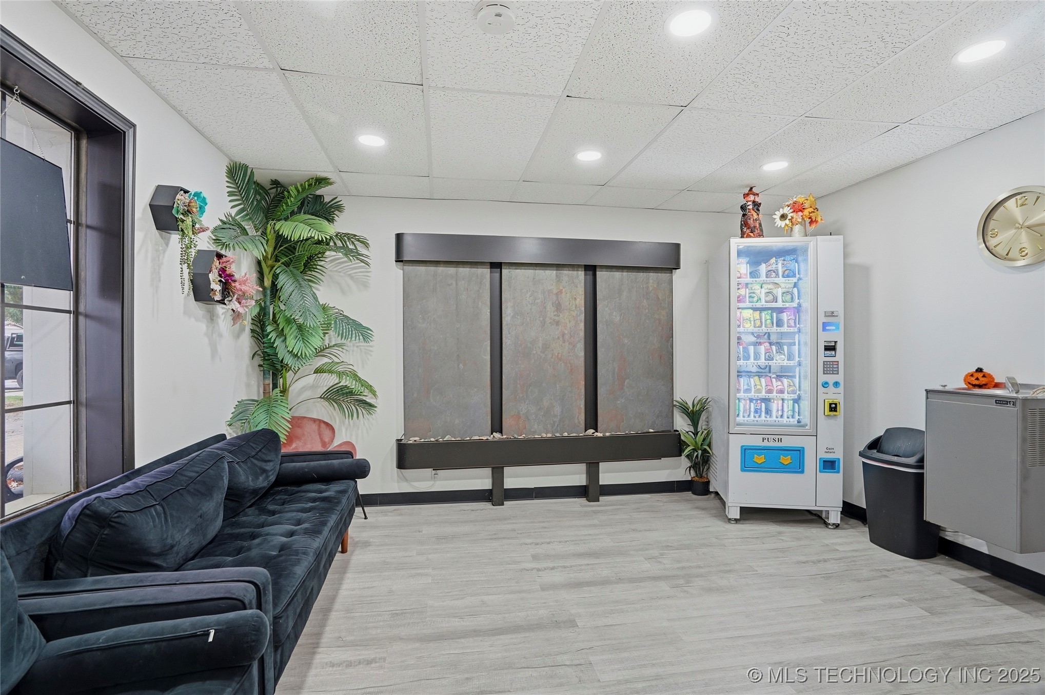 3227 S Lakewood Avenue Property Photo 9