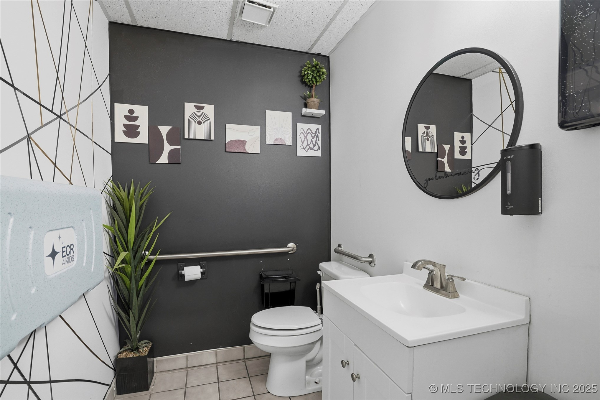 3227 S Lakewood Avenue Property Photo 18