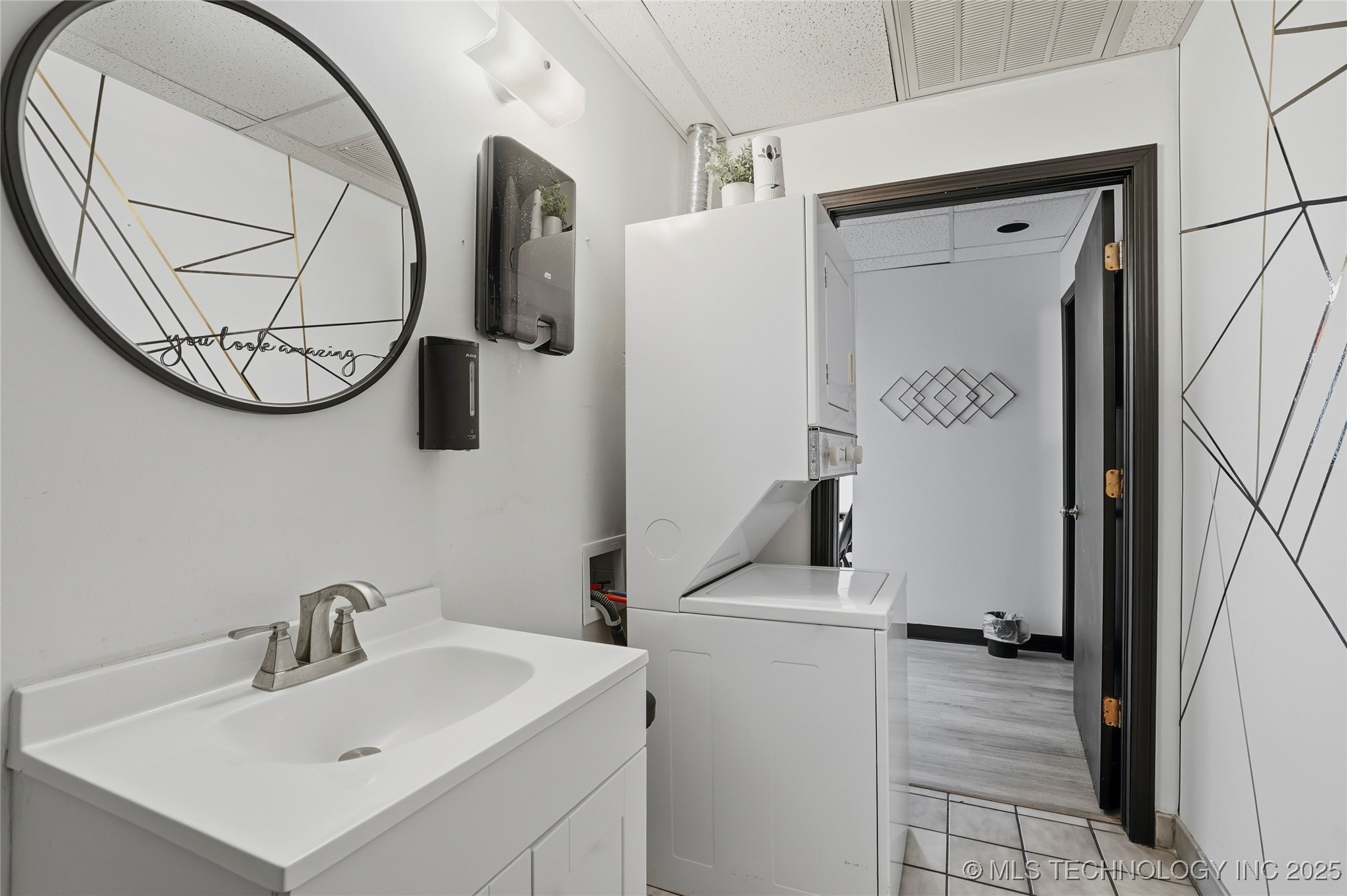 3227 S Lakewood Avenue Property Photo 19