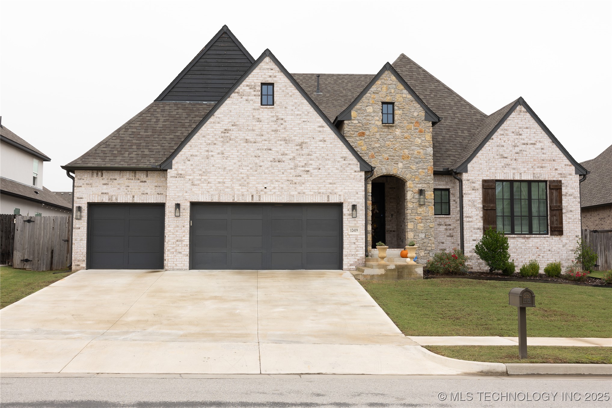 12419 S 102nd East Avenue Property Photo 1