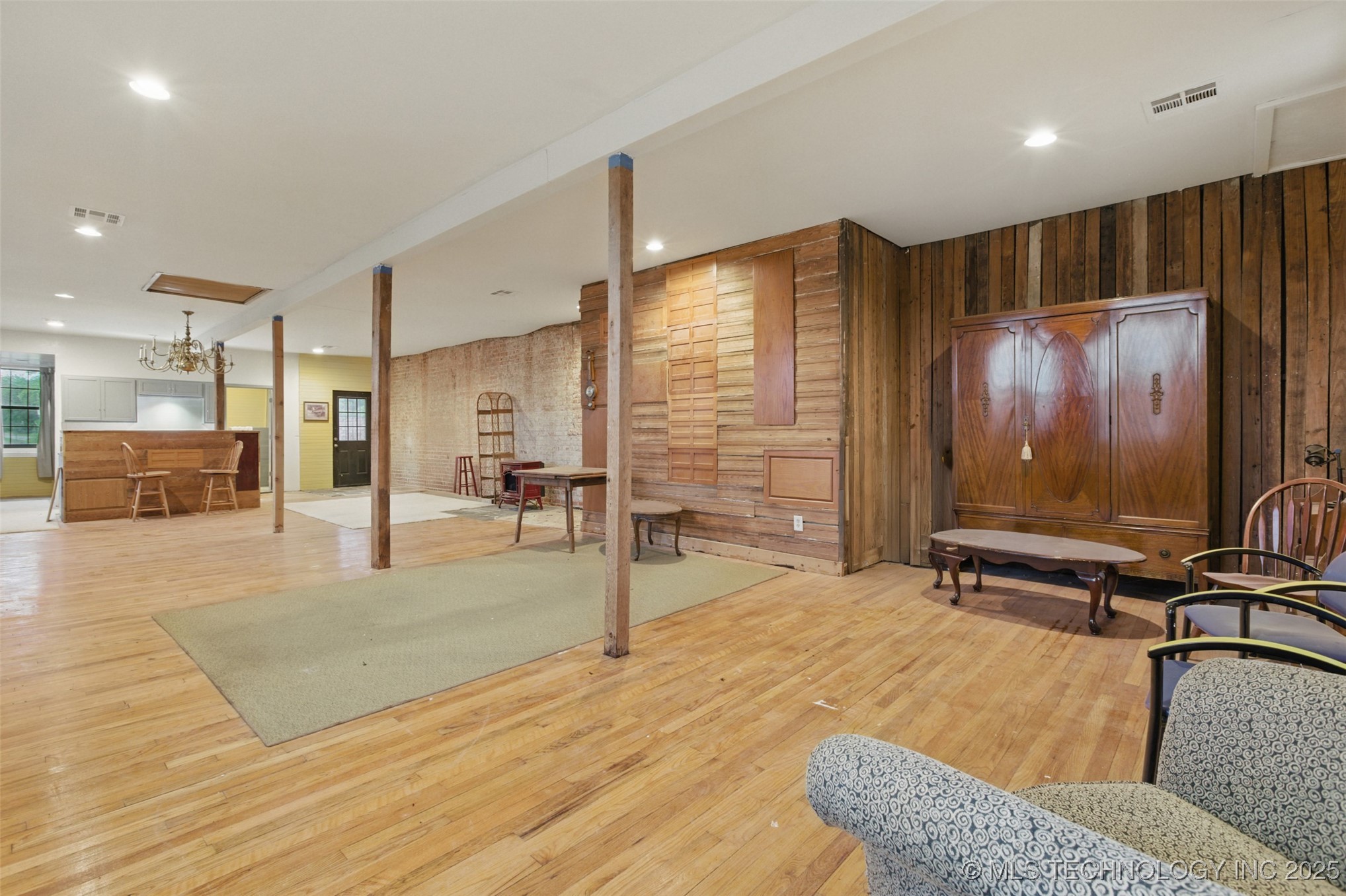 111 E Broadway Avenue Property Photo 22