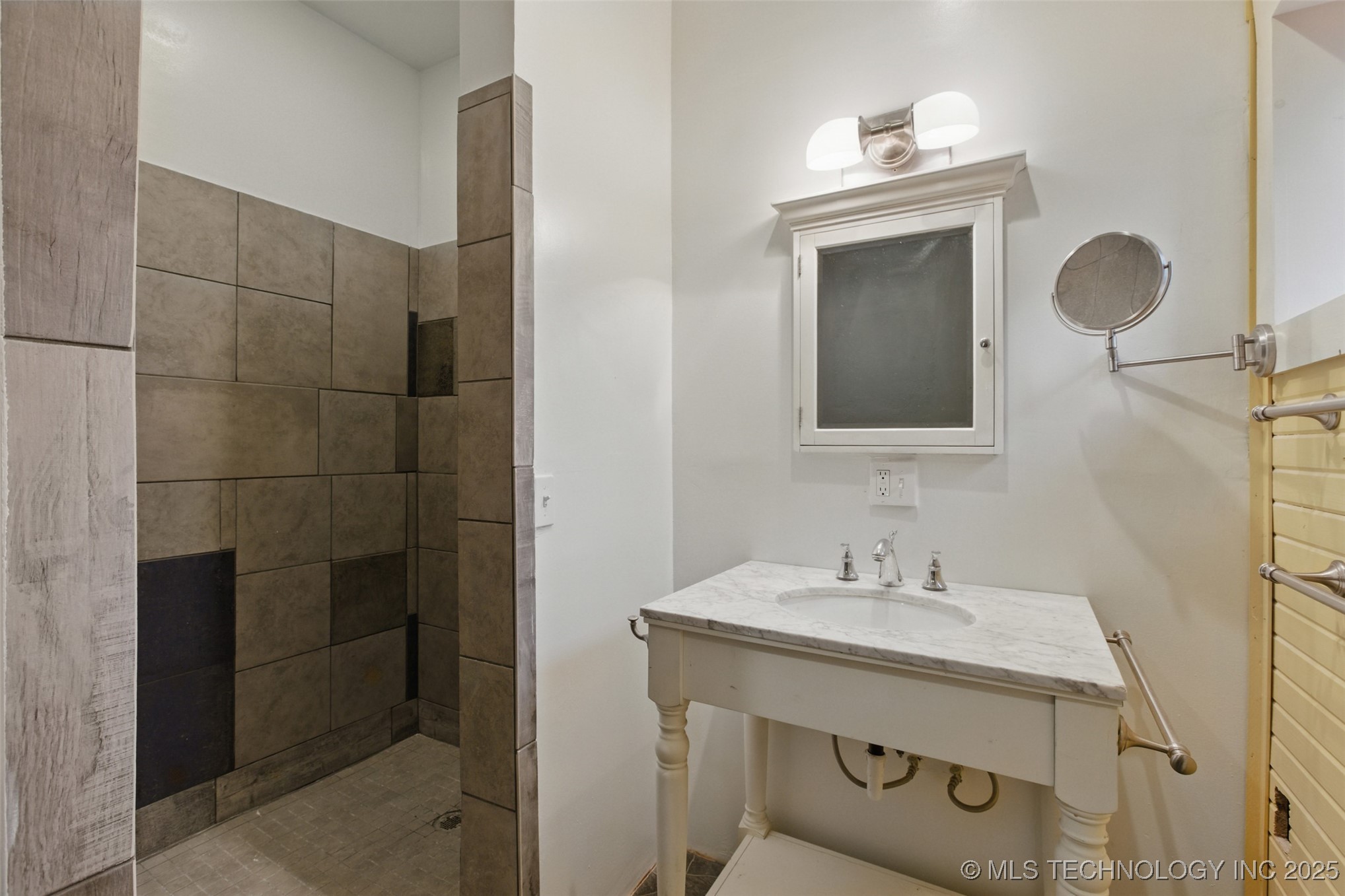 111 E Broadway Avenue Property Photo 29